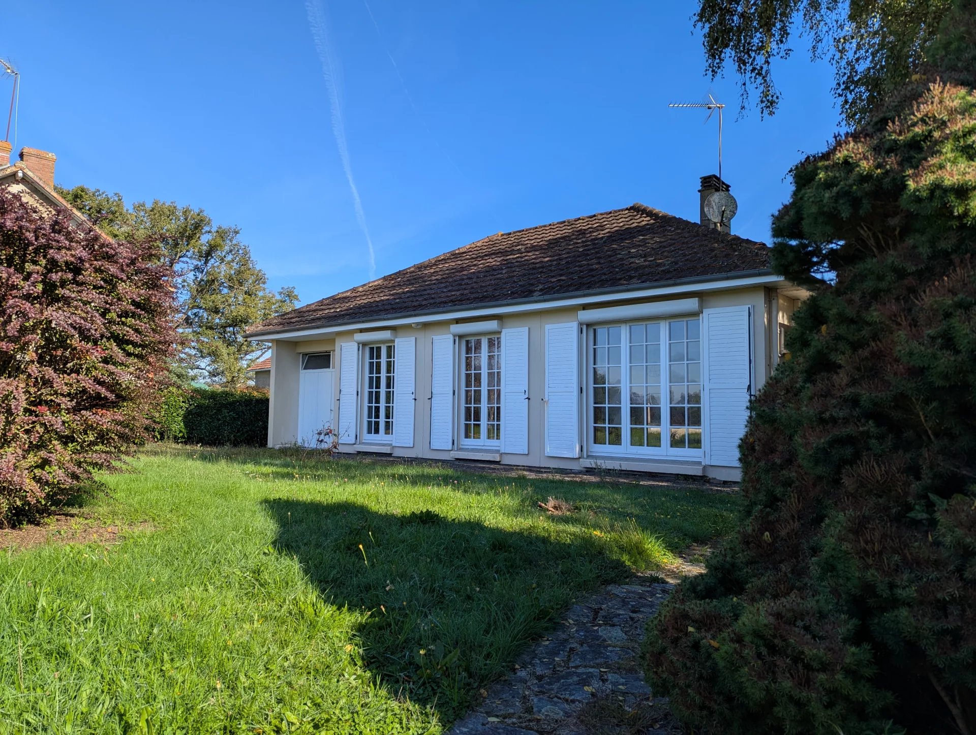 House in Azat-le-Ris - view 1
