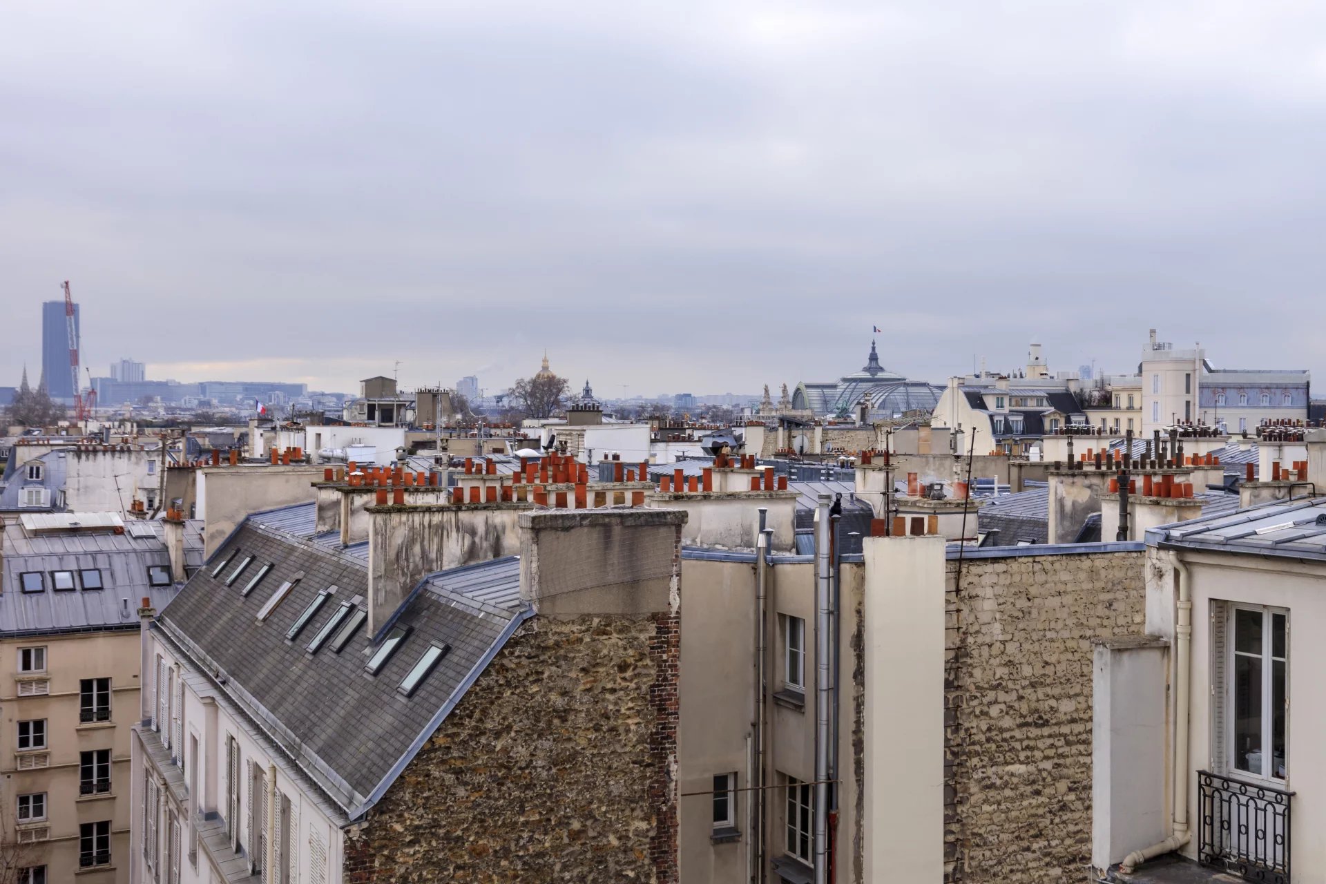 PARIS 8 – MADELEINE – Bright studio with open views - picture 2