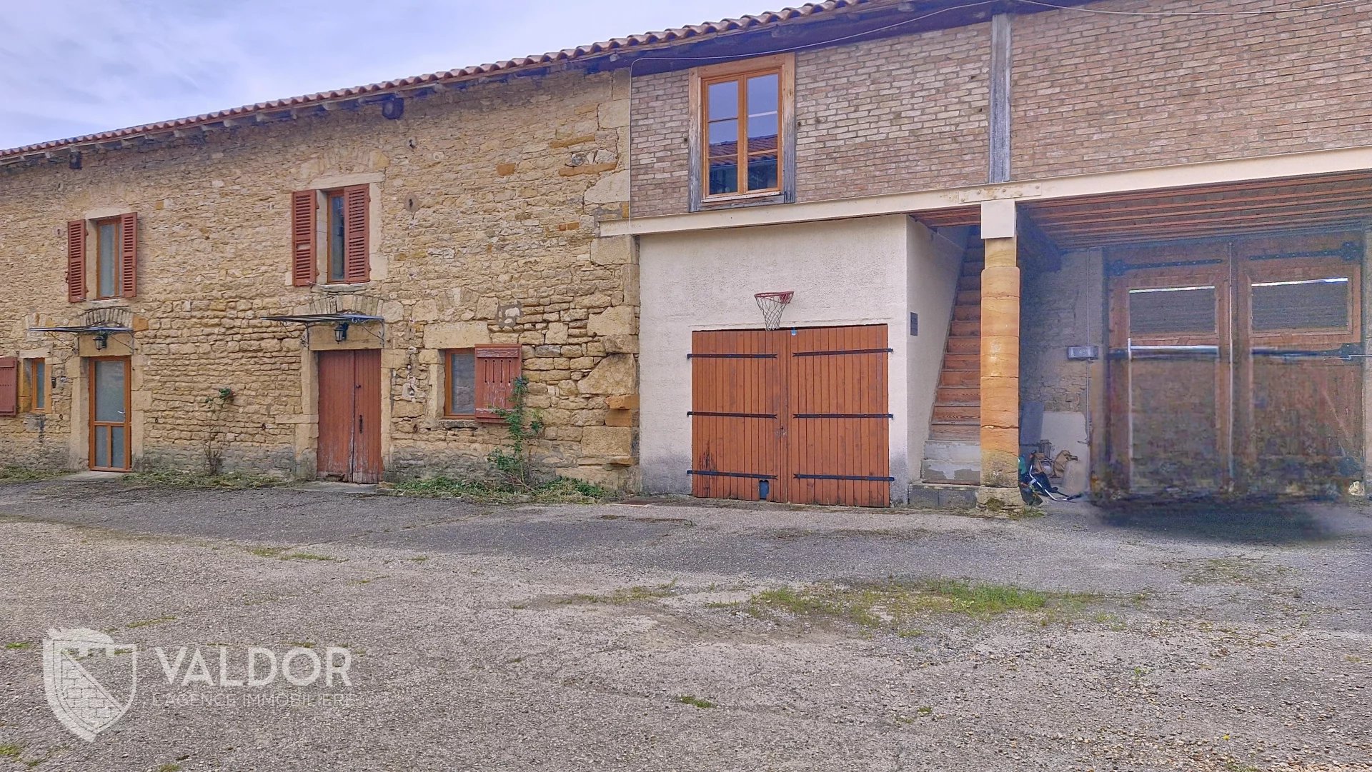 Superbe bâtisse en pierre avec beau potentiel et une vue dégagée