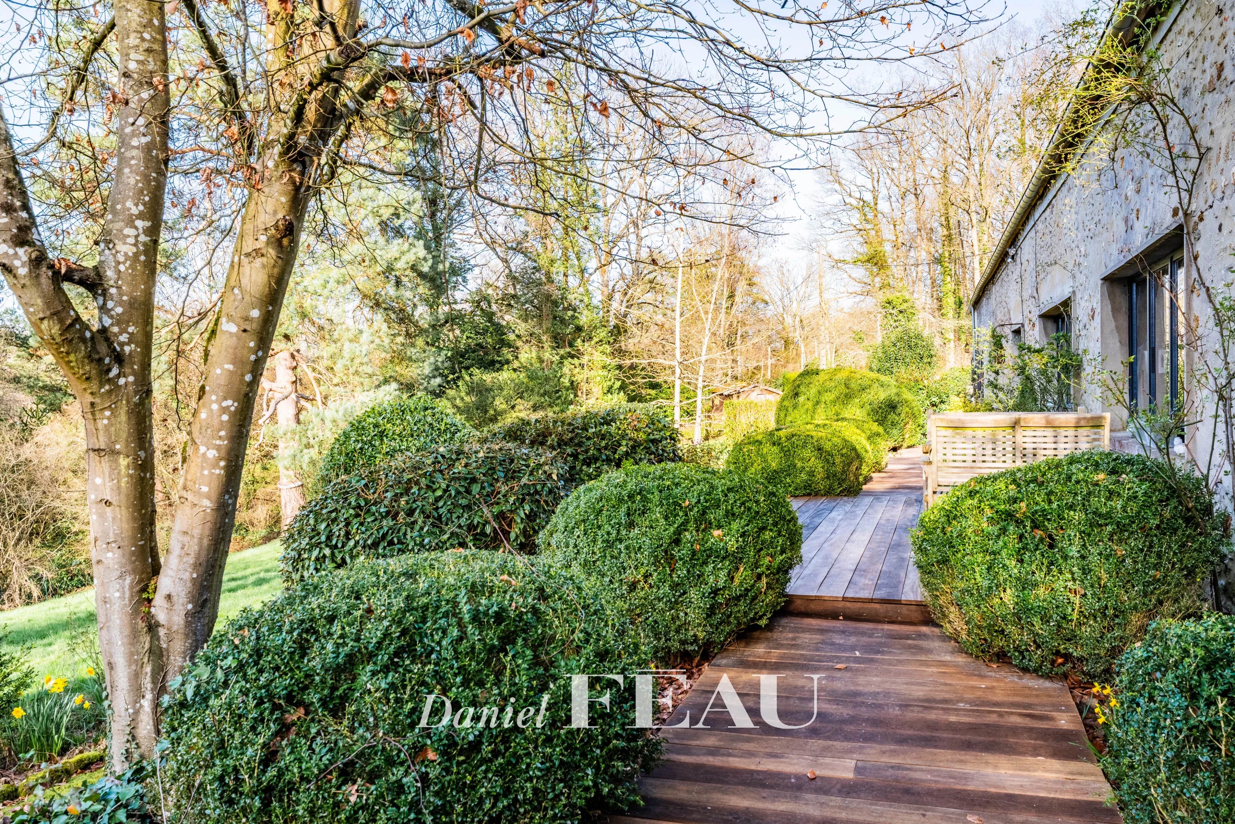 Proche Montfort longère en pierres vue sur son parc