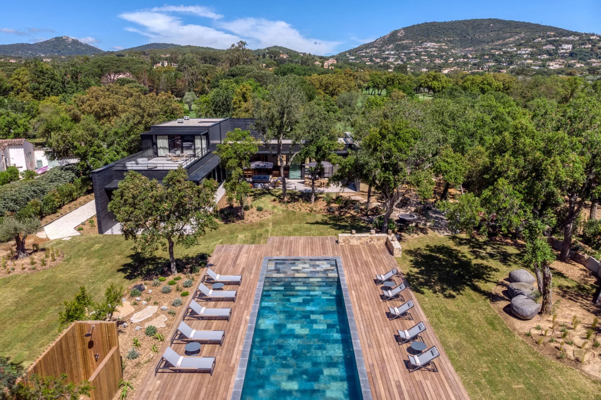 France - Grimaud - Location saisonnière - Villa - 10 personnes - 5 chambres - 5 salles de douche - Terrain de basket - Piscine