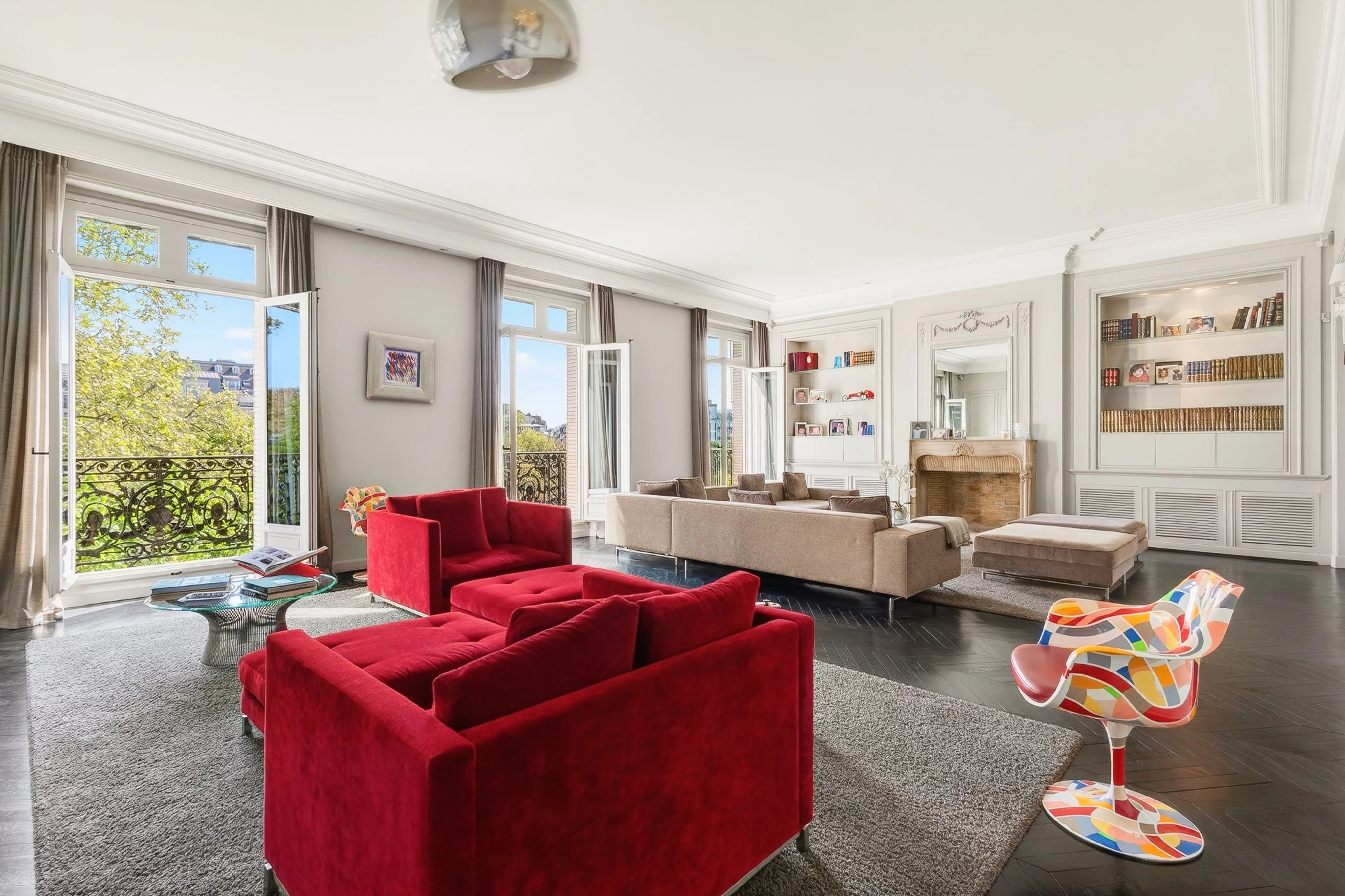 AVENUE FOCH - EXCEPTIONAL SOUTH-FACING APARTMENT WITH SPECTACULAR VOLUMES
