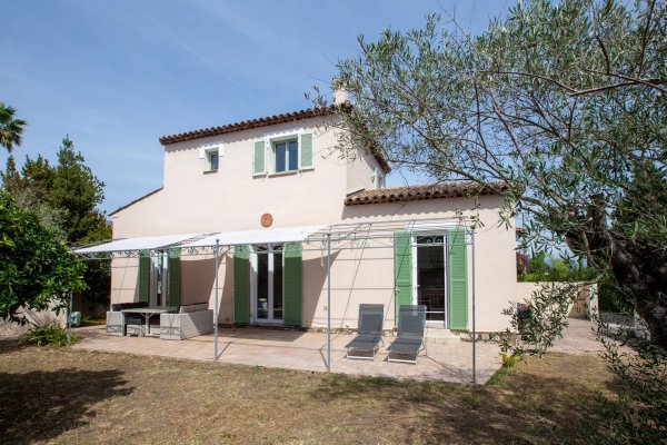 Villa located on the edge of the Cap d'Antibes — photo 1