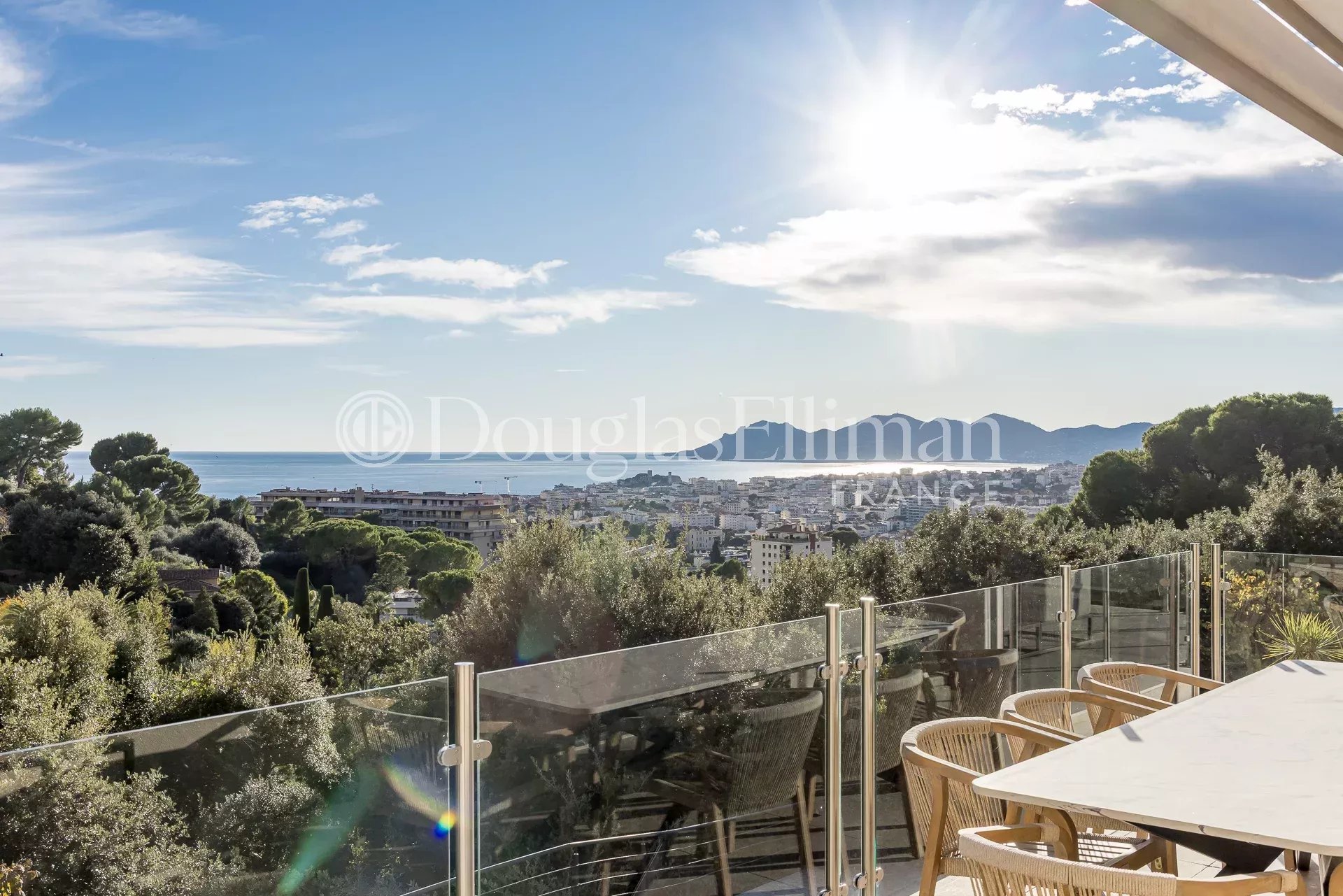 CANNES / LE CANNET – Stunning contemporary villa with panoramic sea views - Picture n°3