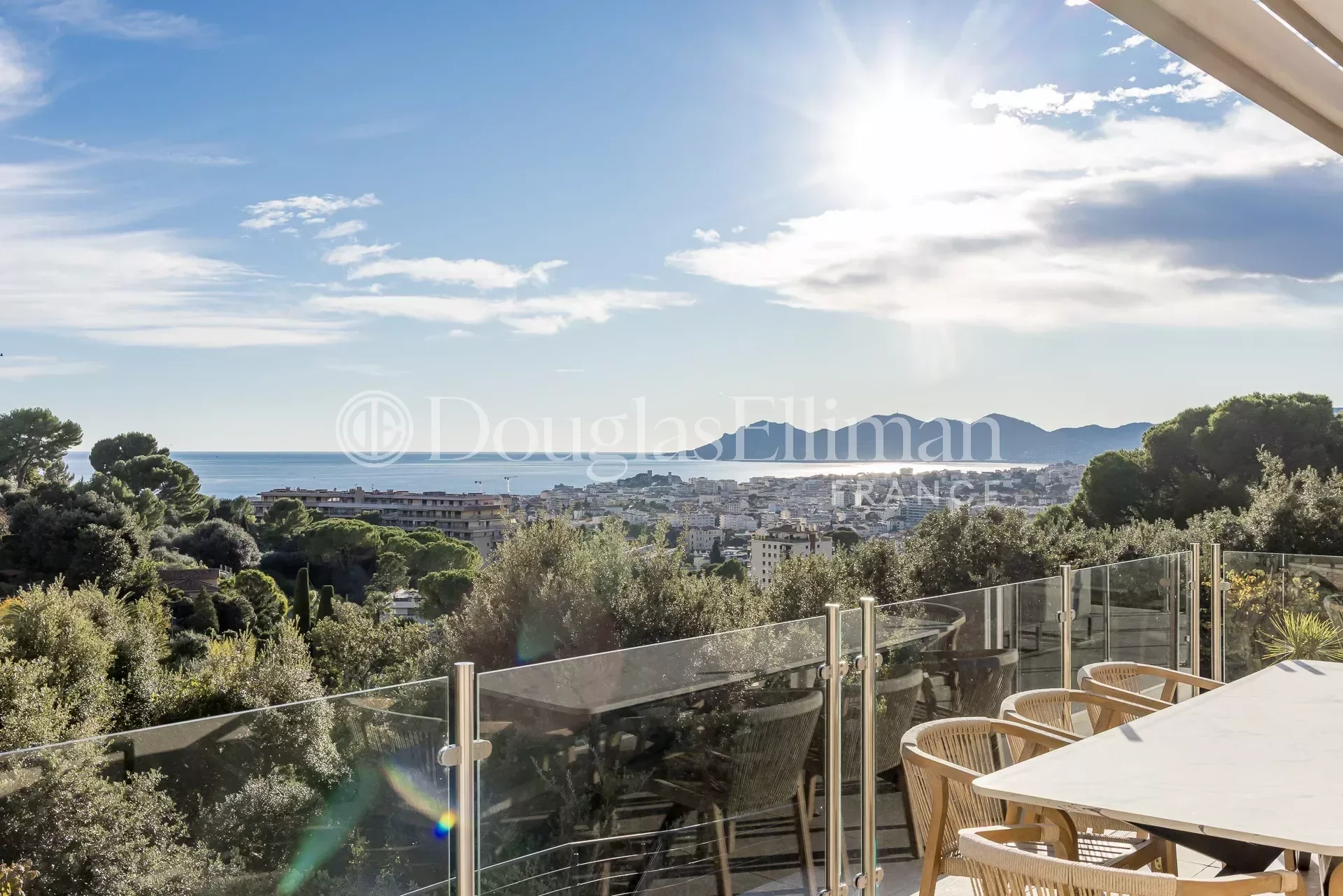 CANNES / LE CANNET – Superbe villa contemporaine avec vue mer panoramique - Image nᵒ3