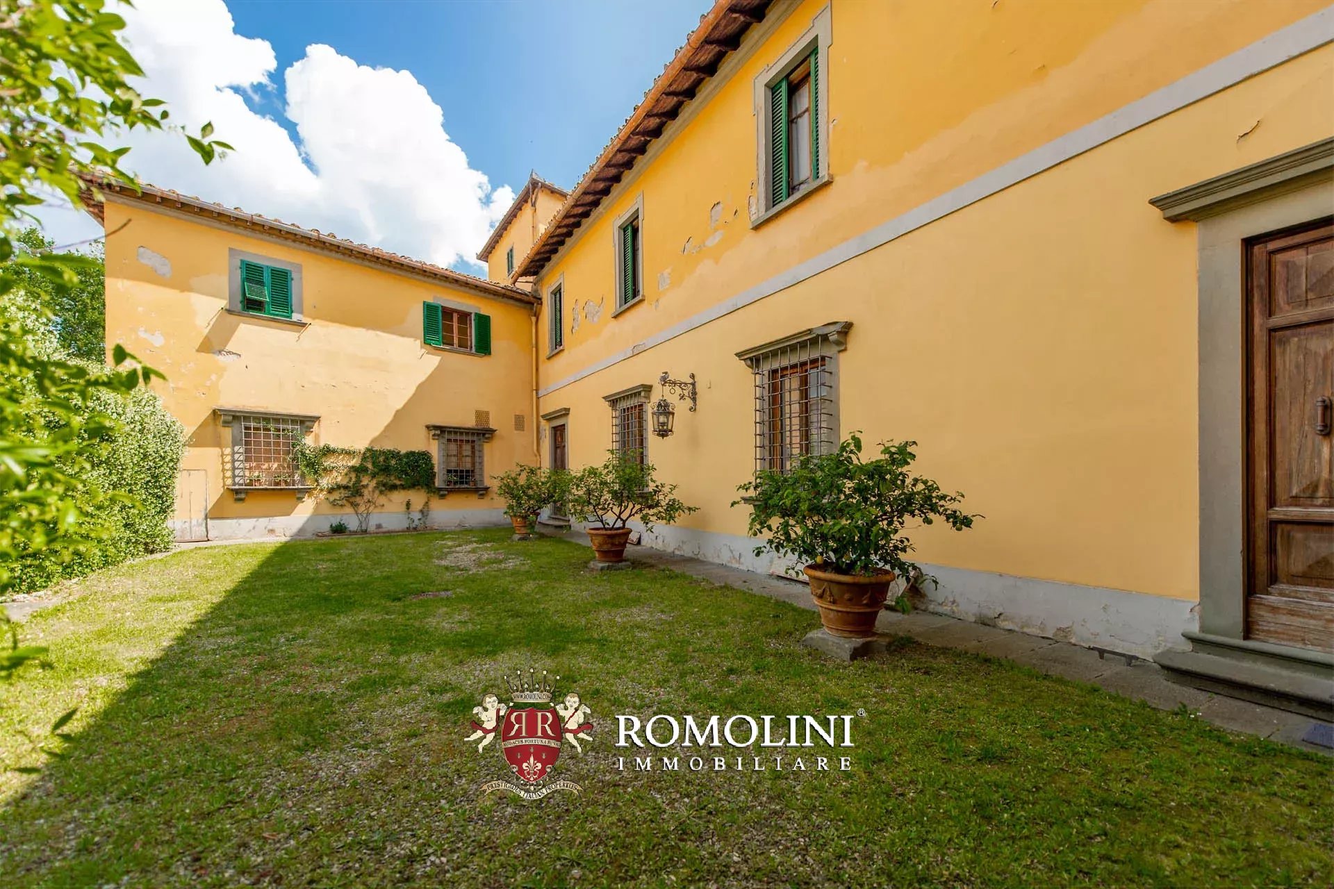 16 Bedroom Vineyard's Image 12