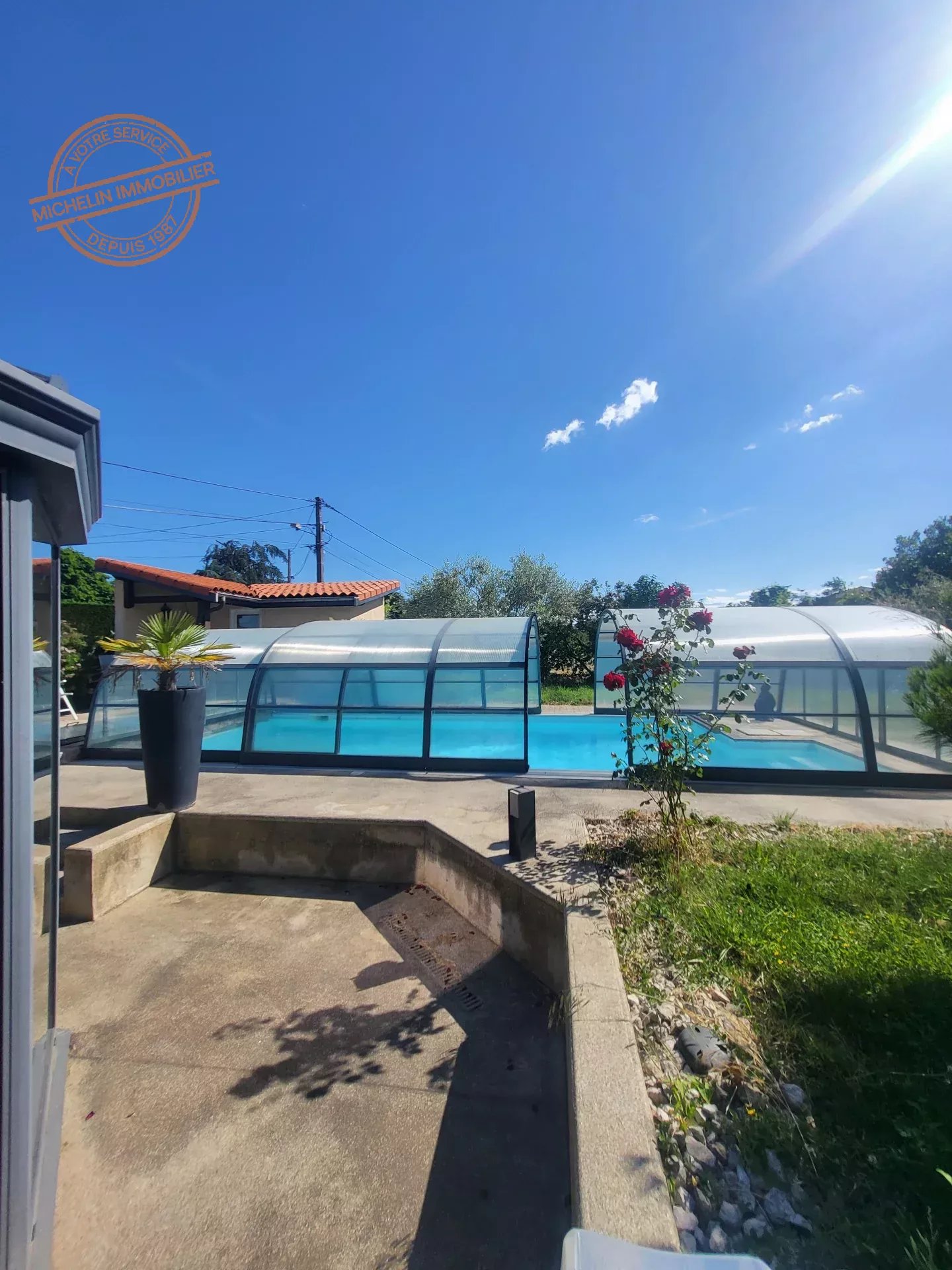 Maison familiale avec piscine couverte et jardin paysagé - Un havre de paix à FLEURIEUX SUR L'ARBRESLE