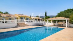 Single-storey villa with swimming pool on 5,000 m² of land — photo 3 of 7