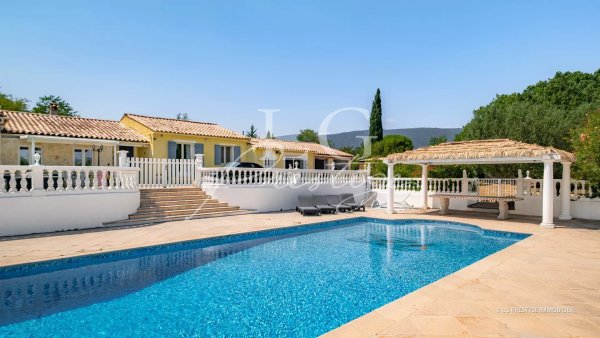 Single-storey villa with swimming pool on 5,000 m² of land — photo 3