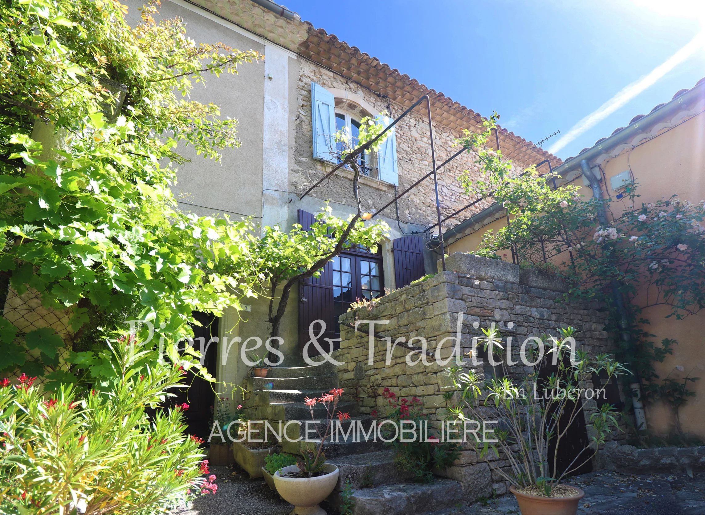Luberon, Céreste, pretty village house with terrace