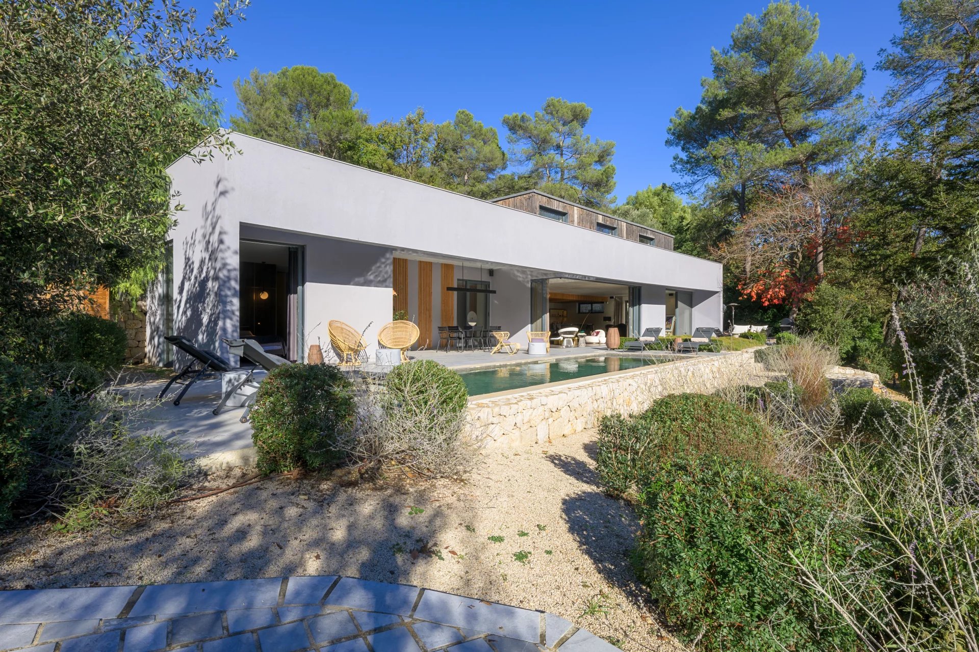 Contemporaine à pied du village 19