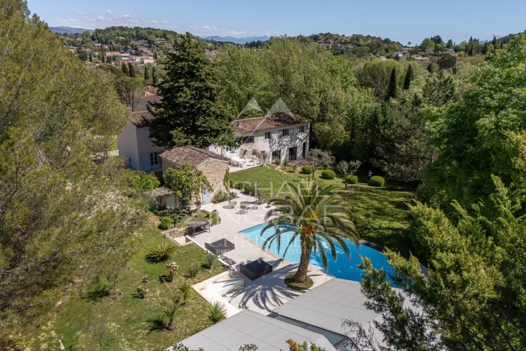 Villa for sale in Valbonne — Valbonne village - Family Estate