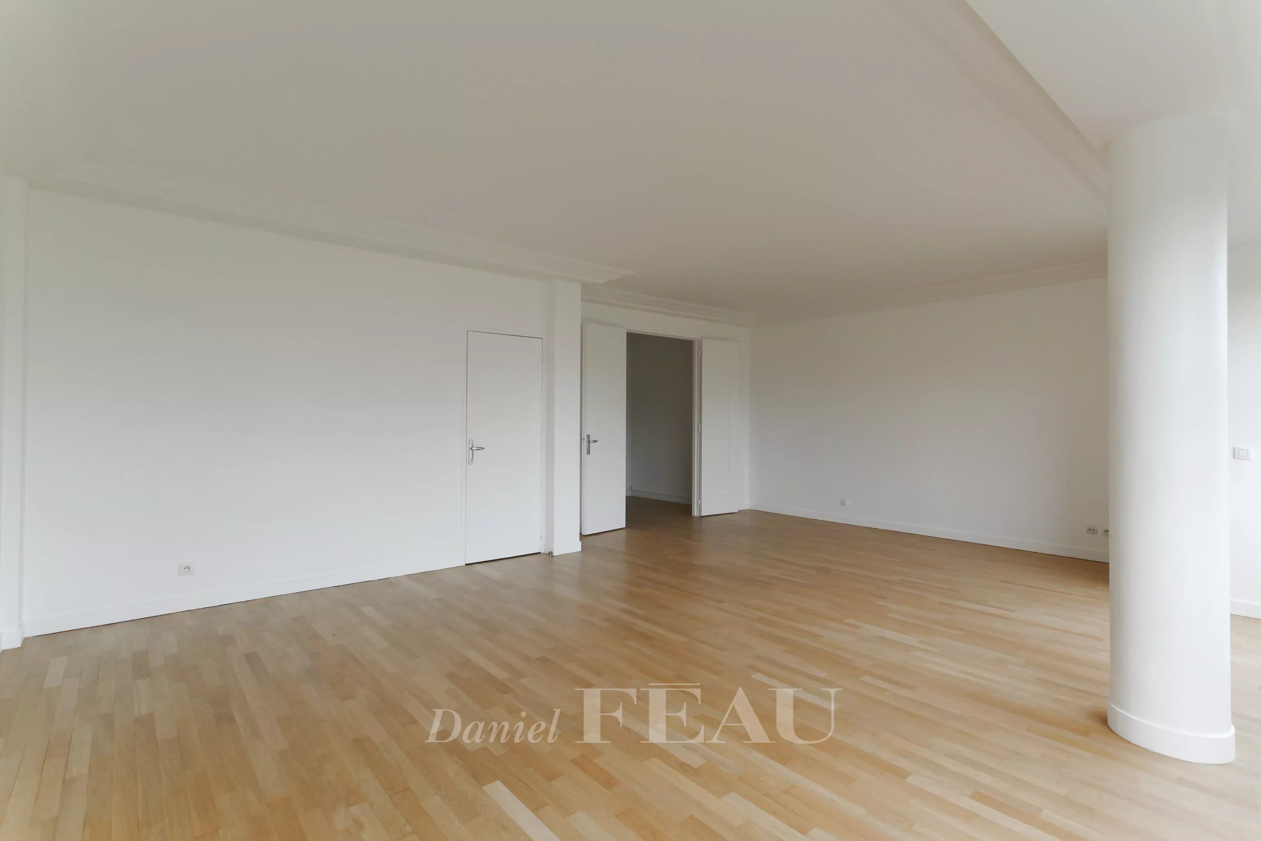 Sale Apartment Paris 8th