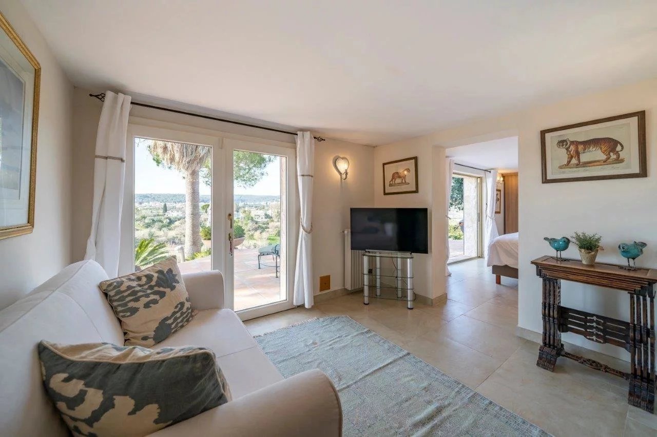  Image of Villa - 6 Bedrooms for Sale in Alpes-Maritimes-Saint-Paul-de-Vence-France, Image 13