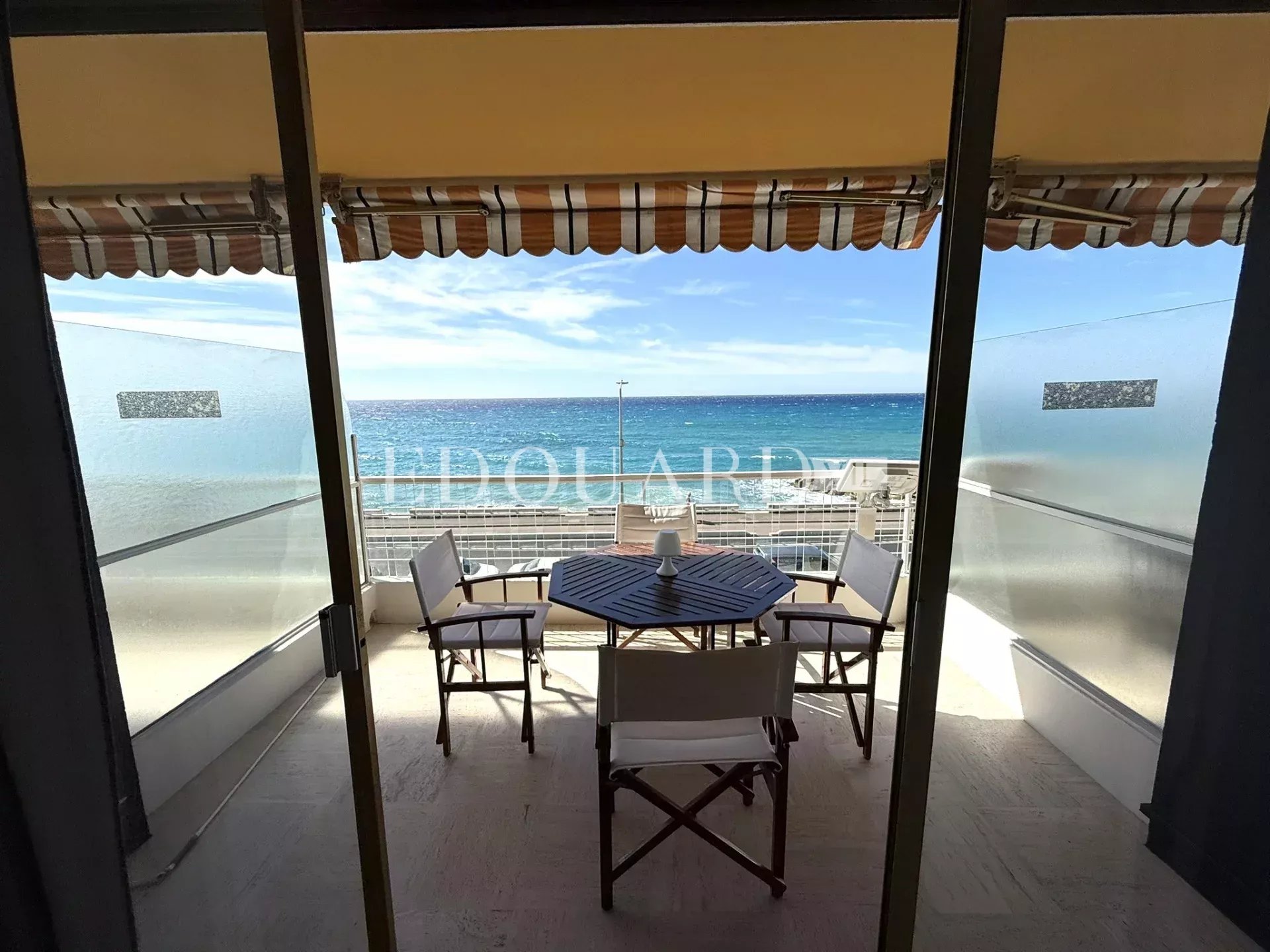En exclusivité trois pièces face aux plages avec terrasse, splendide vue mer panoramique et garage - Photo 2