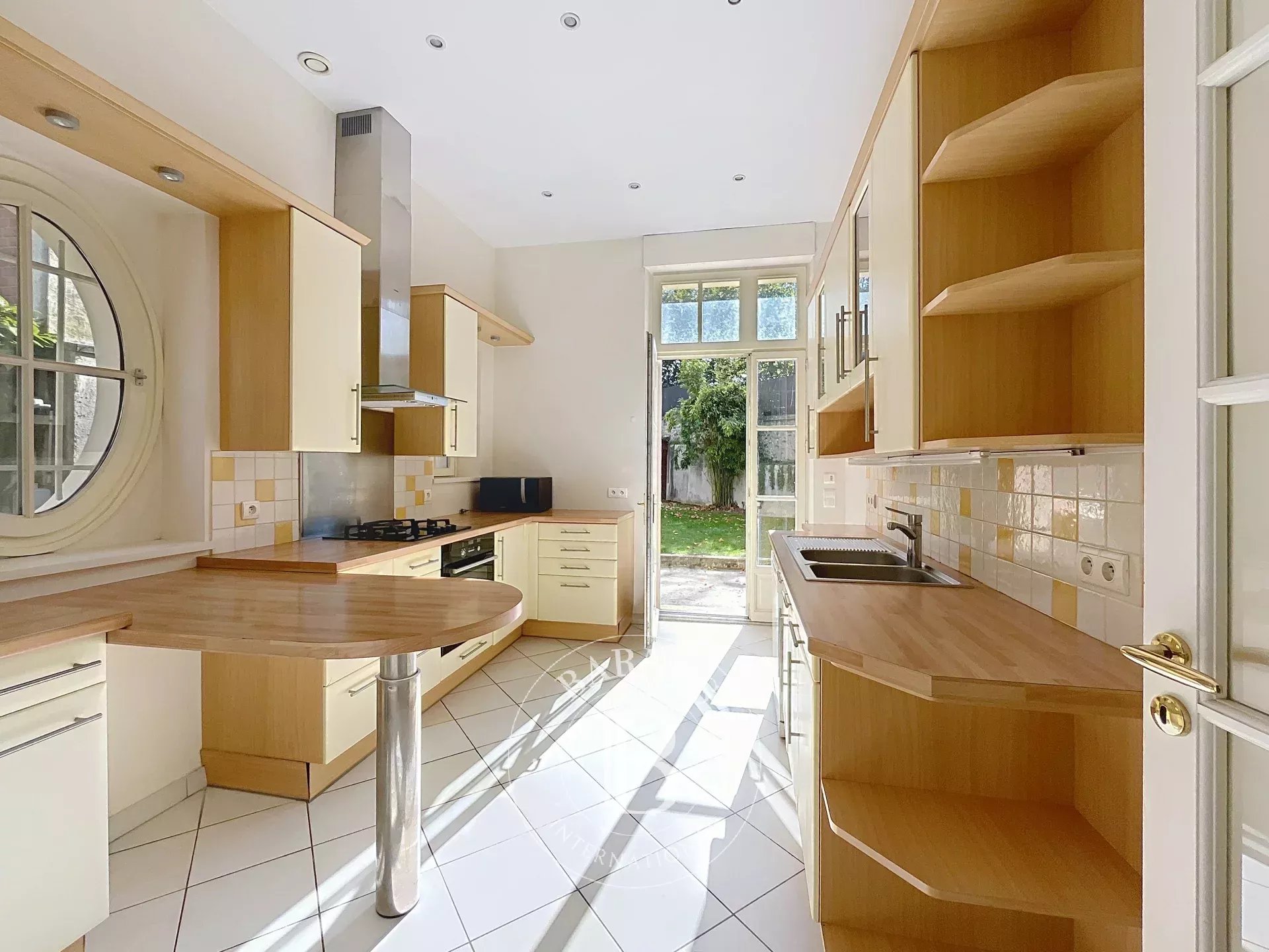 House Versailles - picture 3