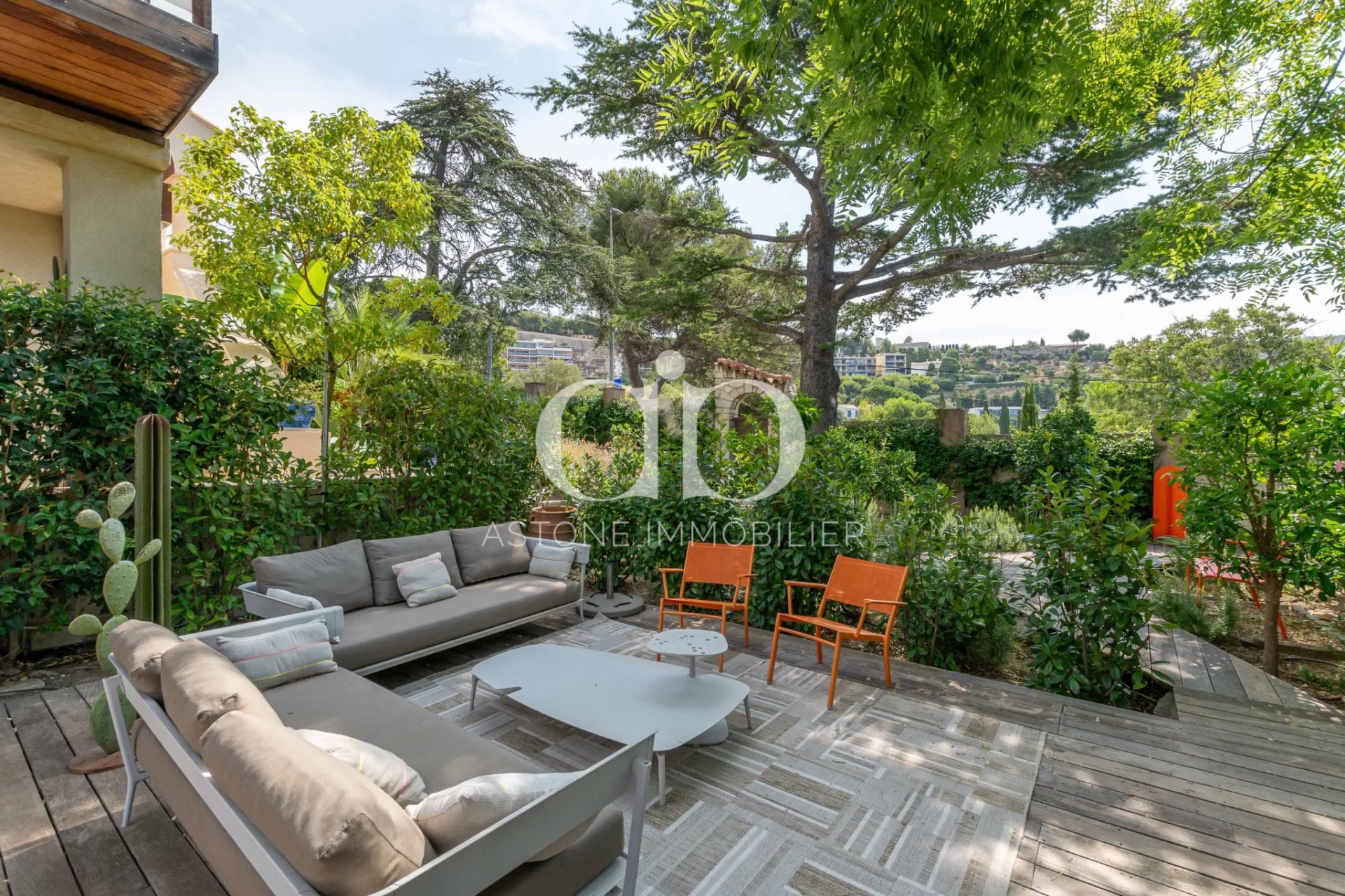 CASSIS - rez-de-jardin avec de nombreuses terrasses