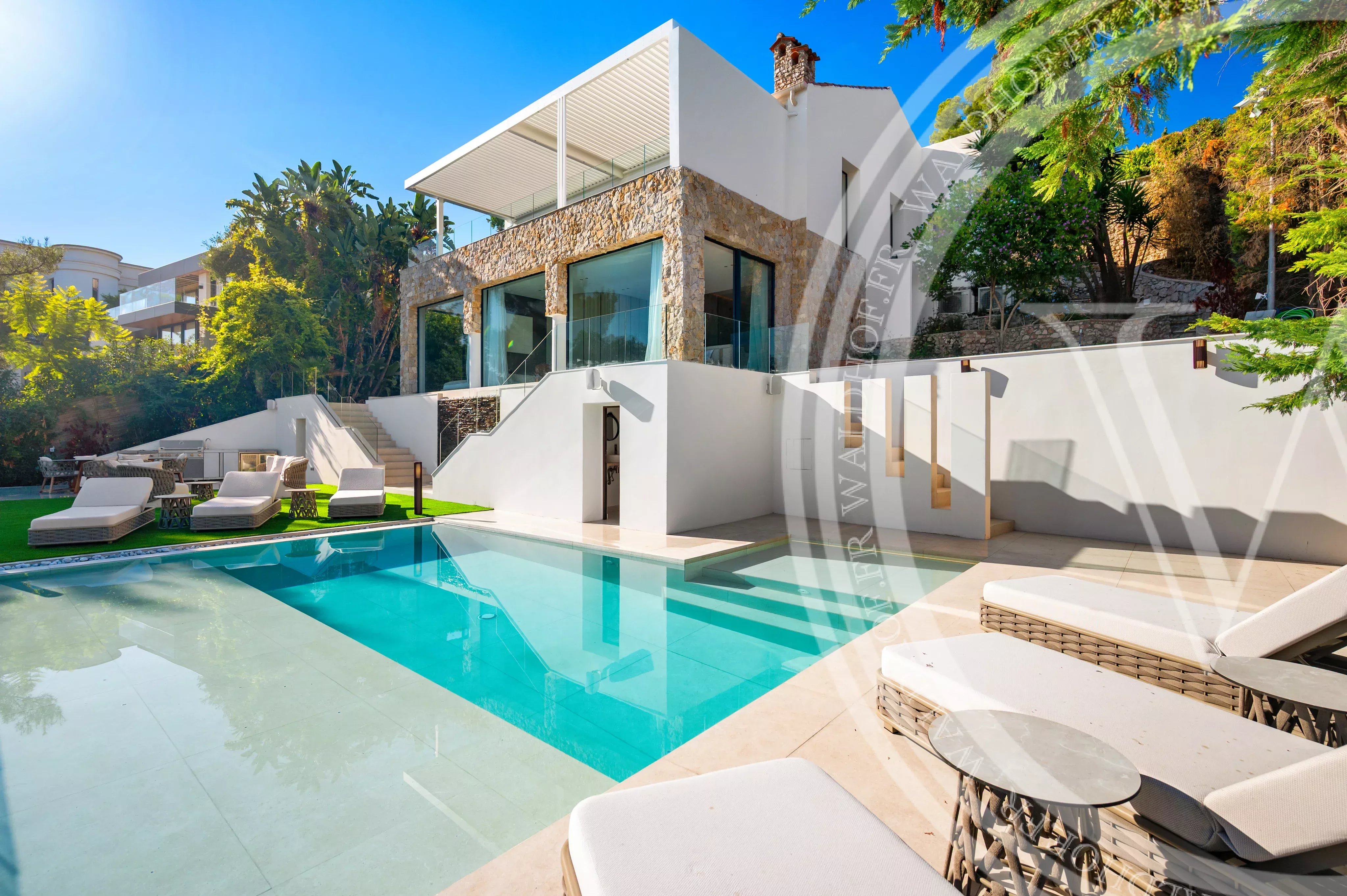 Villa neuve avec vue panoramique sur le Cap Martin, à seulement 10 minutes de Monaco