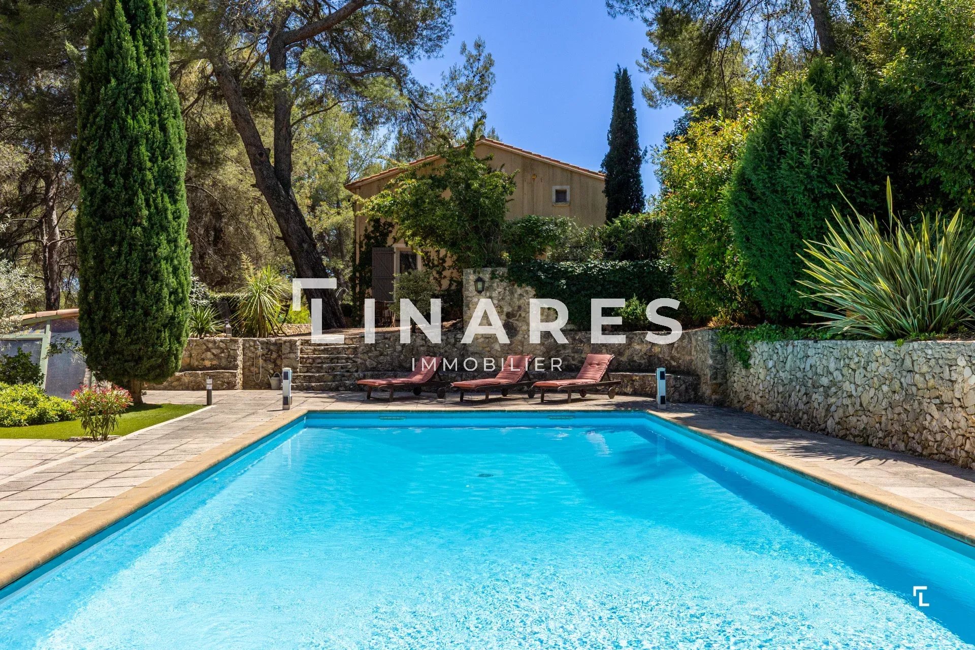 LE DOMAINE PROVENÇAL - Villa T6 de 287m² dont deux dépendances de 26m² - Piscine - Terrain de 6900m²  - 13011 EOURES