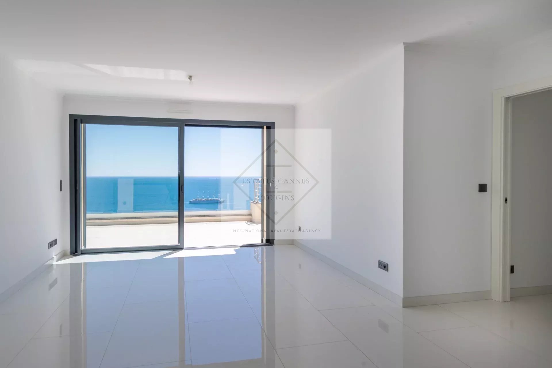 MAGNIFIQUE APPARTEMENT AVEC VUE MER PANORAMIQUE À ROQUEBRUNE-CAP-MARTIN — photo 3