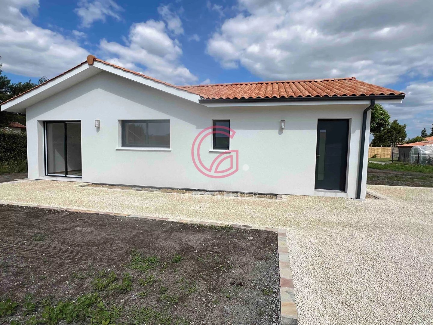 Charmante maison située dans une impasse calme et verdoyante près du lac.