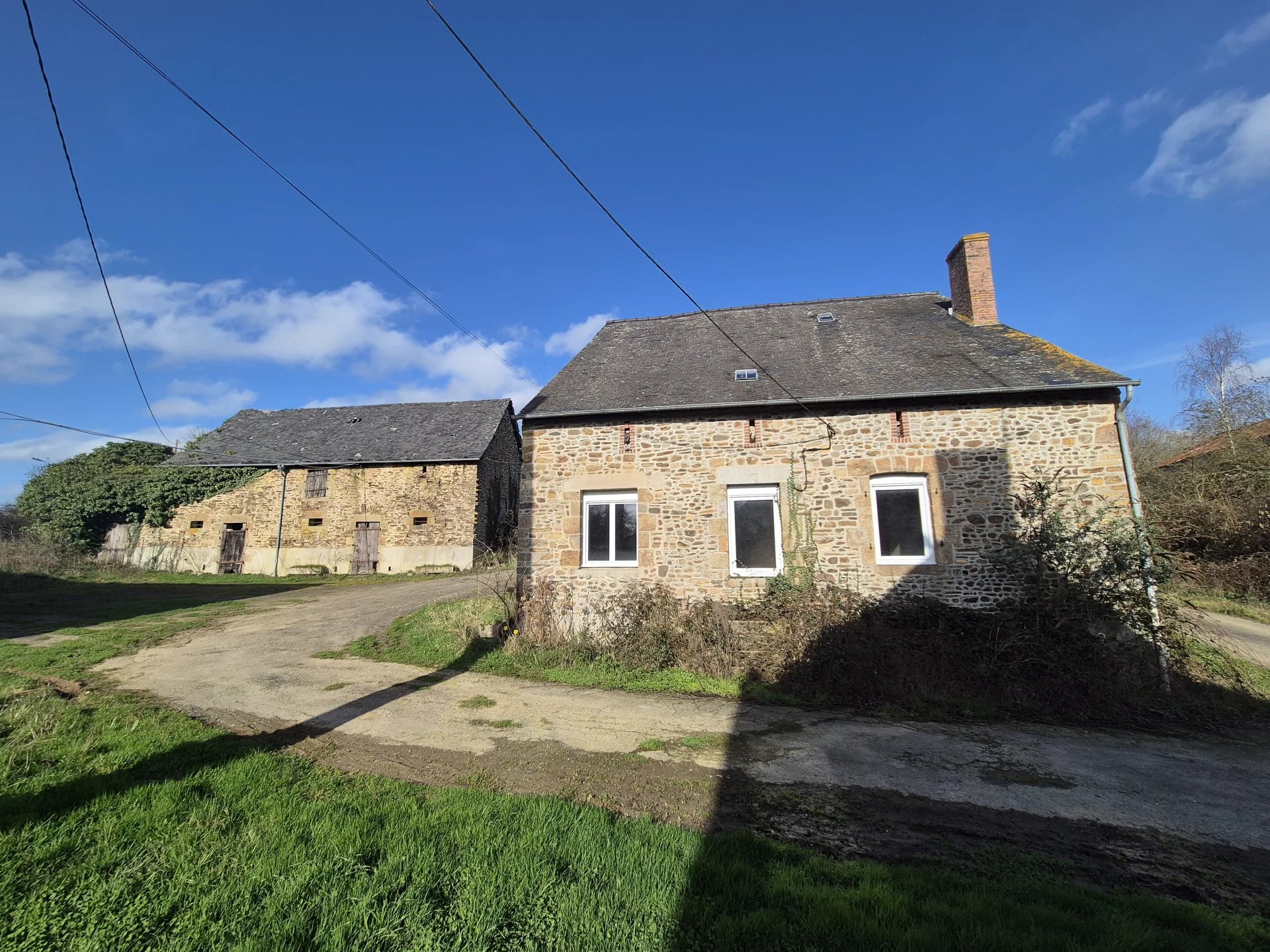 LONGERE A RENOVER DE 88 M2 + 63 M2 DE GRENIER +100 M2 DE DEPENDANCE EN PIERRE