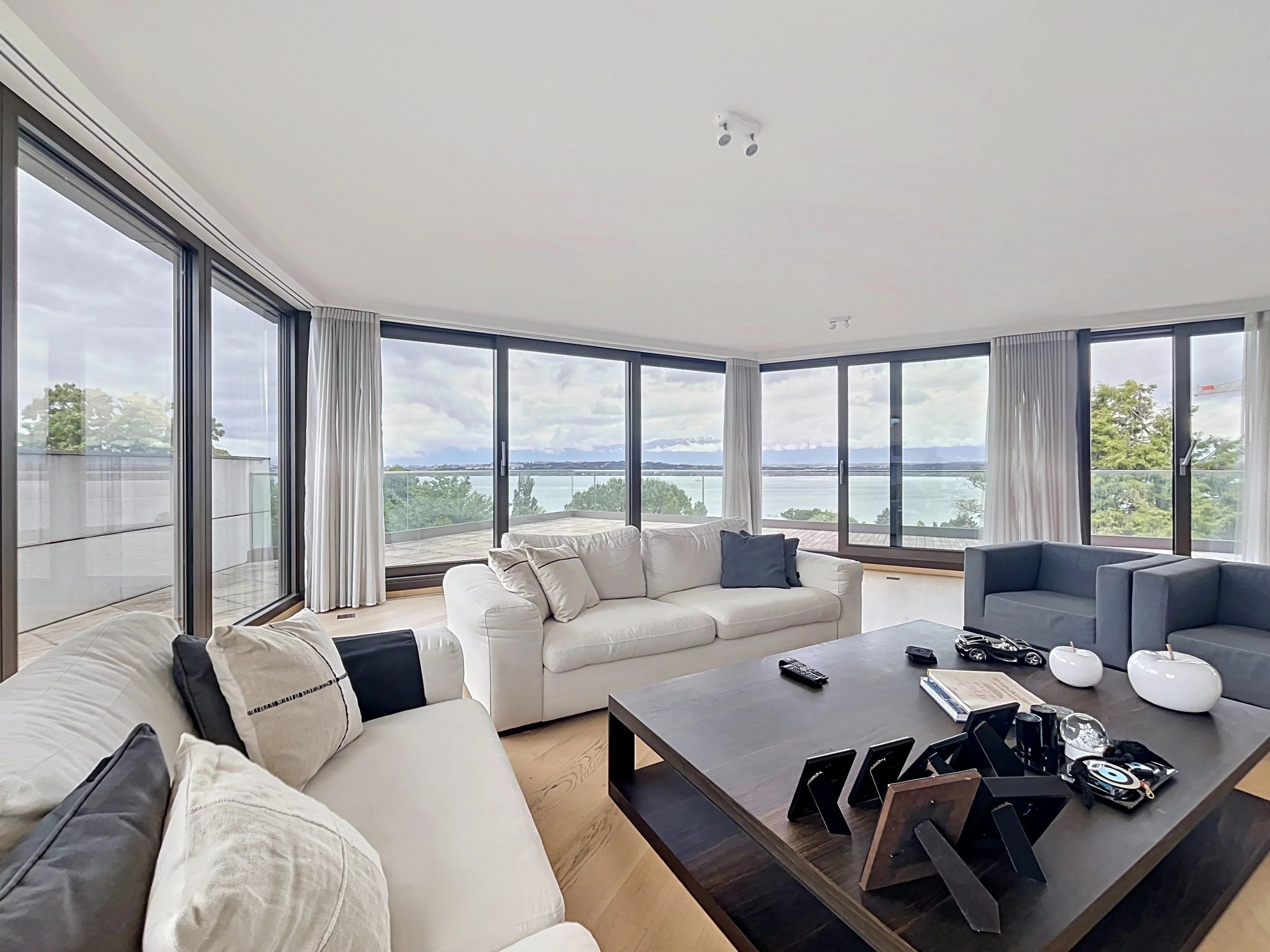 Stunning duplex with terraces and lake view in Vésenaz