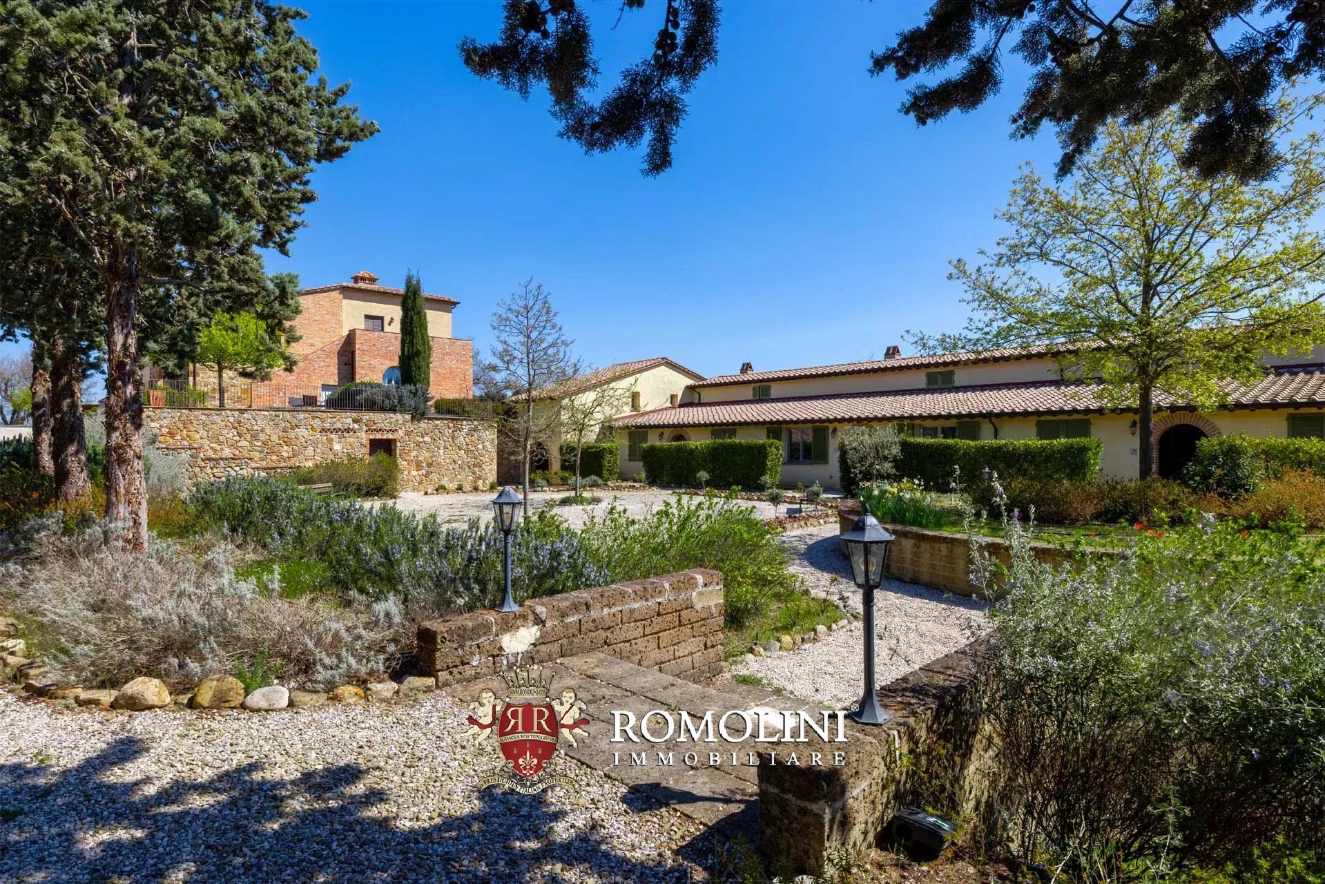 LUXUSANLAGE MIT 19 WOHNUNGEN IN DER TOSKANA, VAL D'ORCIA
