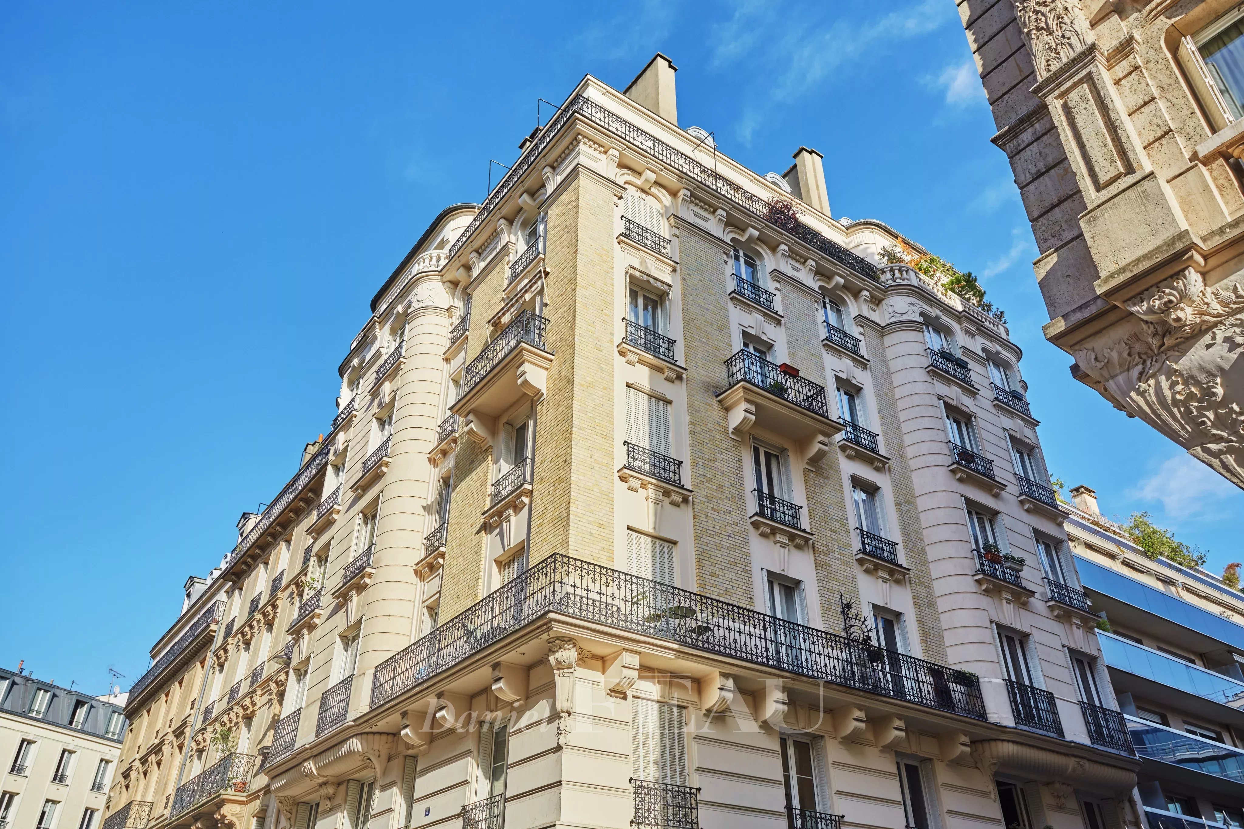Sale Apartment Paris 16th