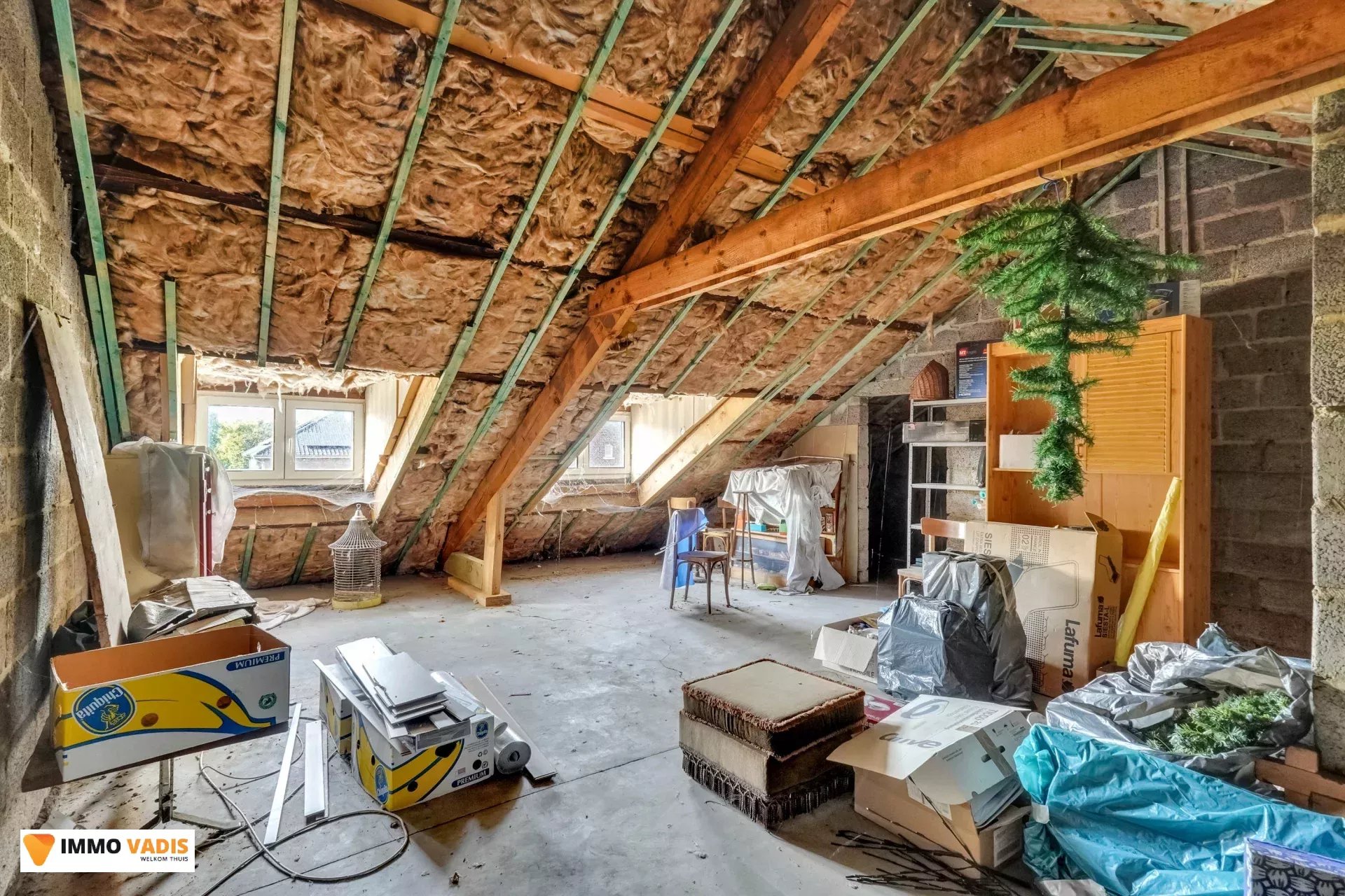 Te koop op lijfrente - Comfortabele villa met drie slaapkamers, twee garages en een magazijn.