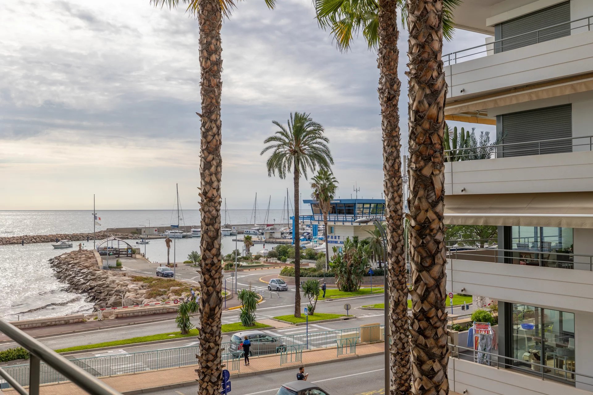 Menton Garavan, bord de mer,  résidence de standing