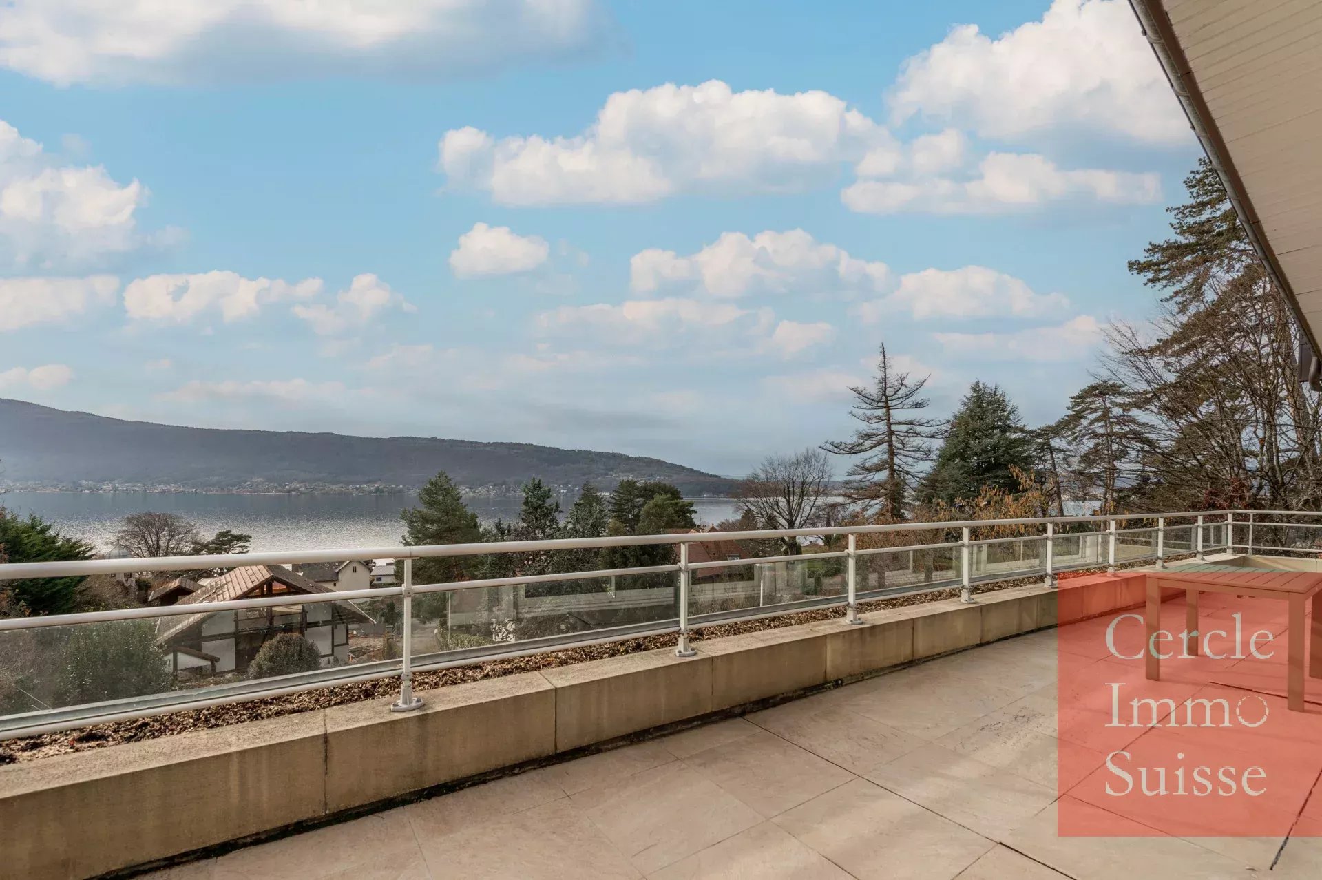 Appartement de Prestige Rénové en vente à VEYRIER DU LAC avec Vue Panoramique sur le Lac d'Annecy - Photo 3