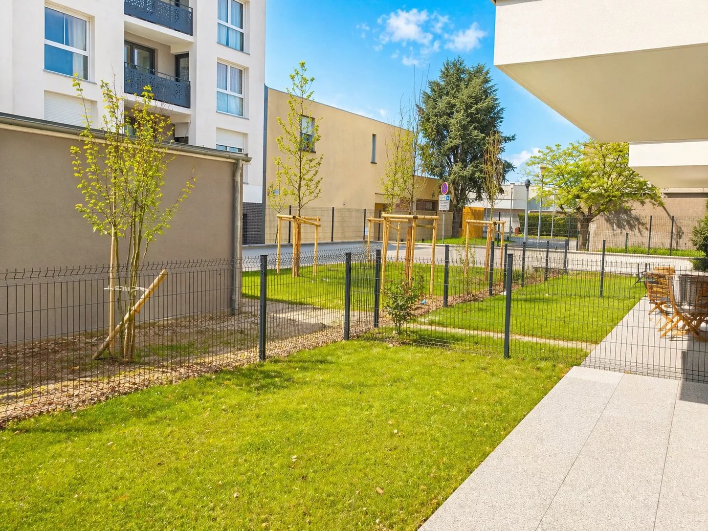 COMBS-LA-VILLE - T2 DE 42 M² + TERRASSE+JARDIN+PARKING EXT