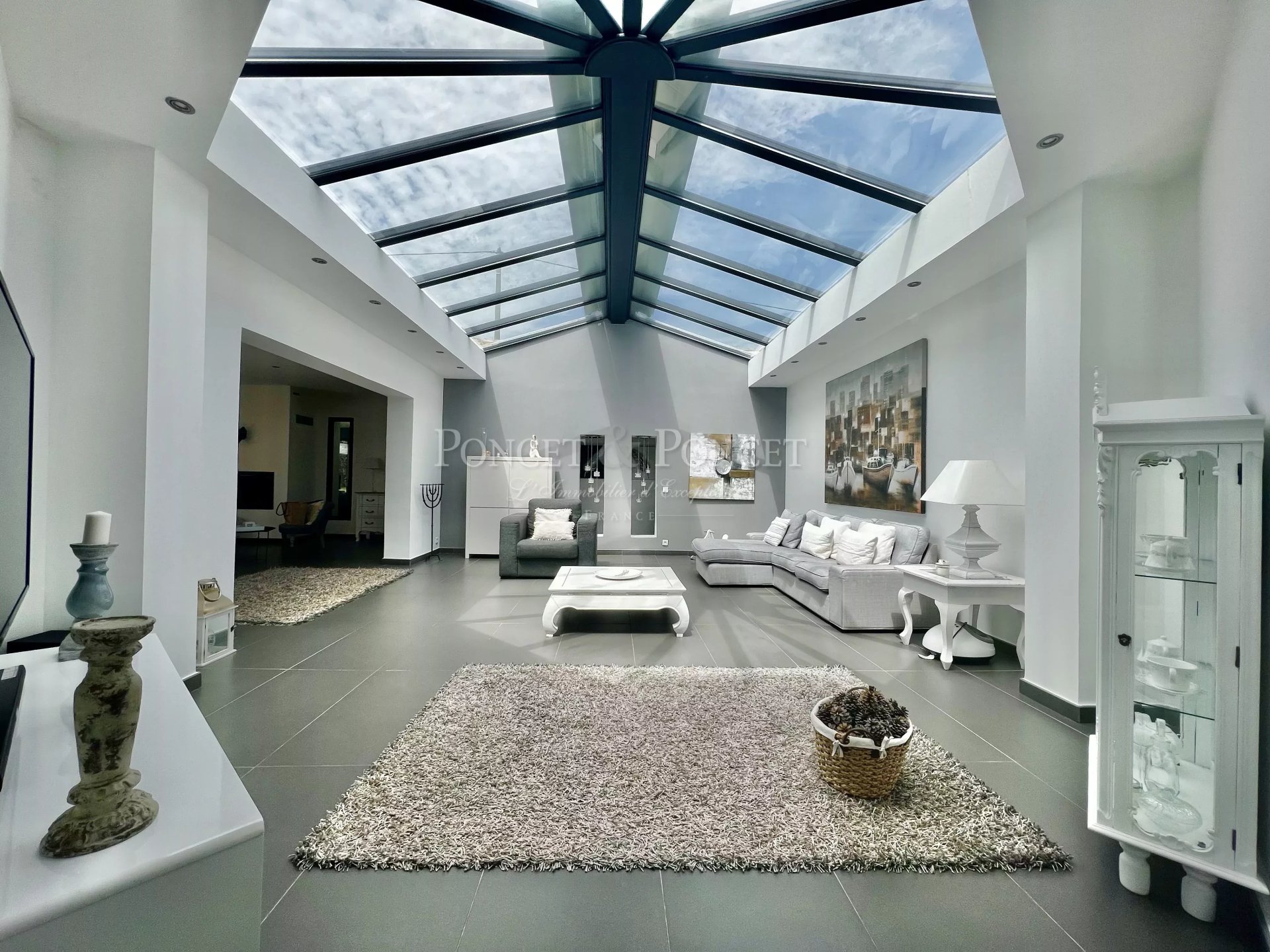 5 Bedroom Villa/Townhouse's Image 3