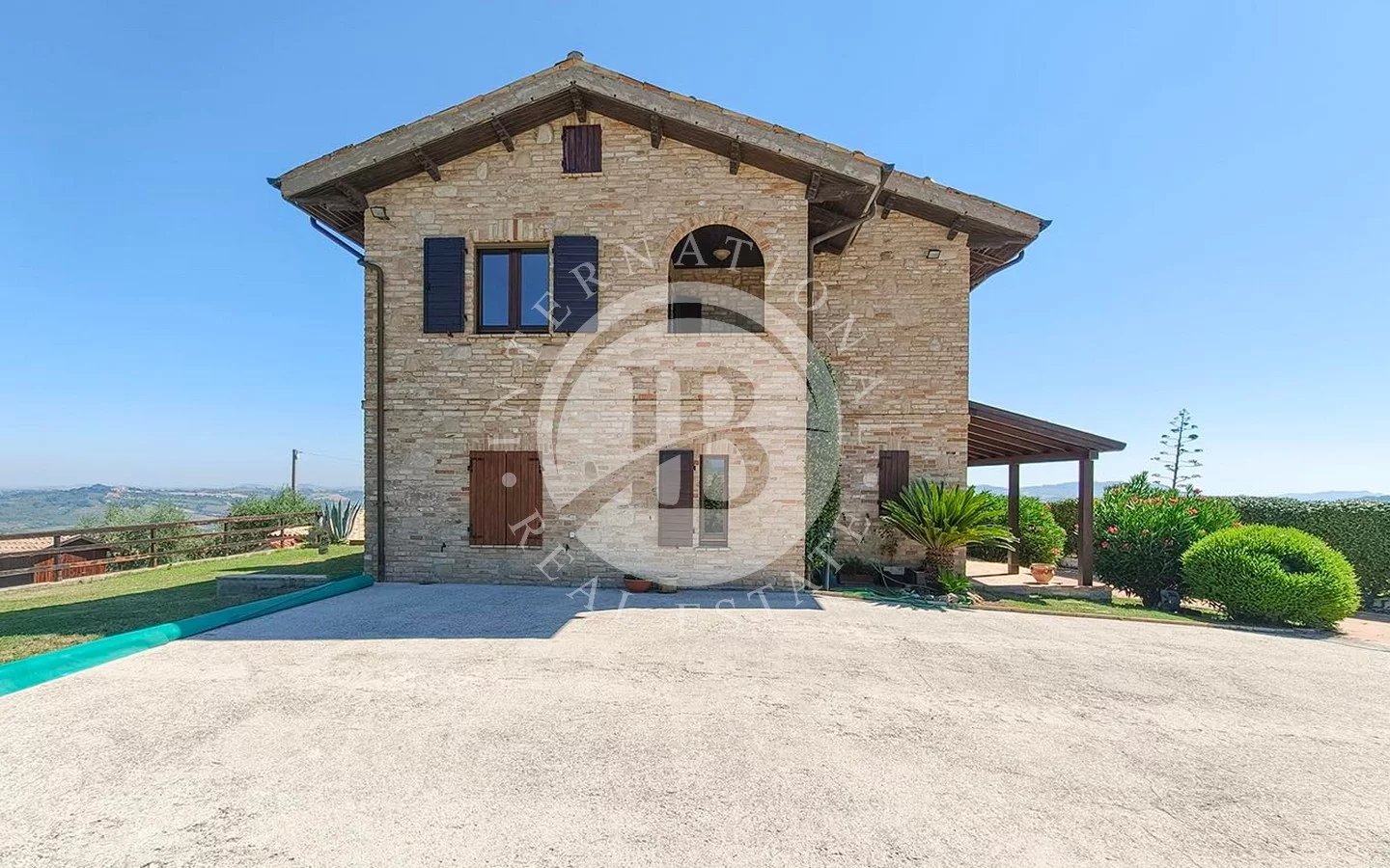 Villa in Montalto delle Marche - Image 2