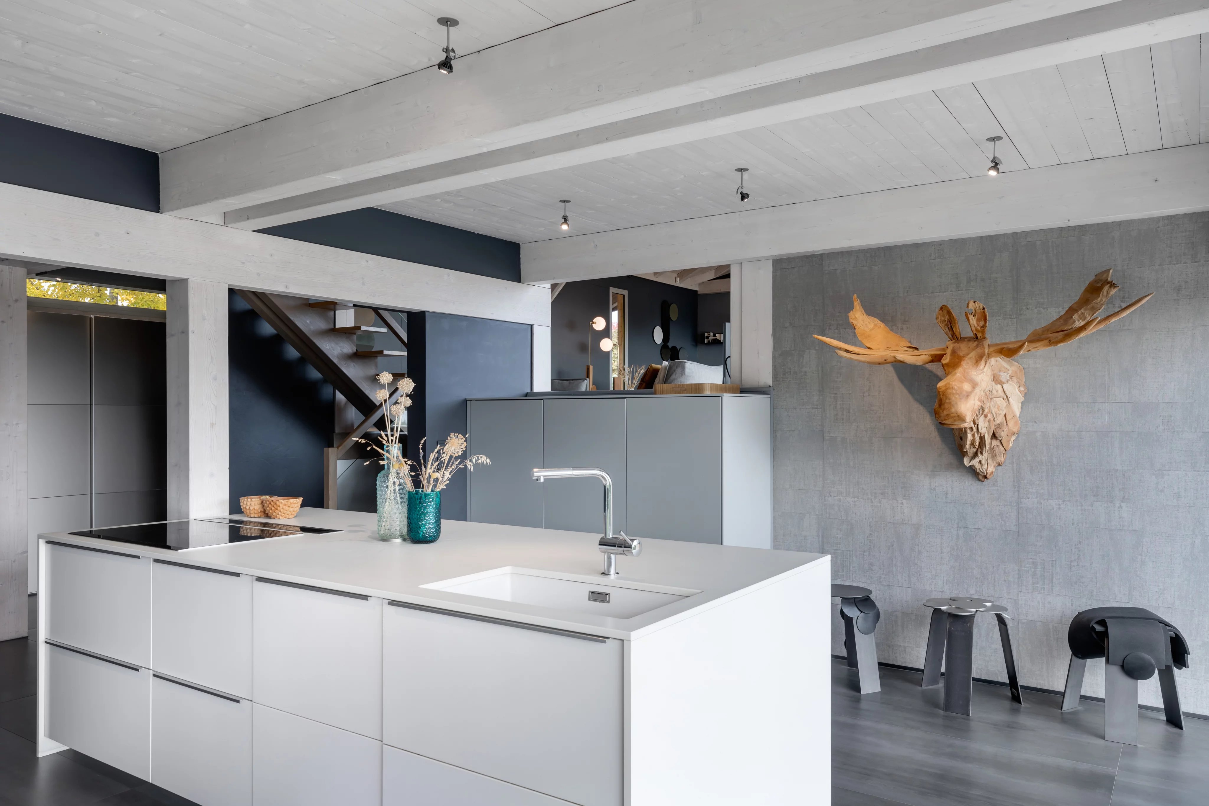 Propriété d'architecte avec piscine offrant une vue panoramique sur le lac et les montagnes