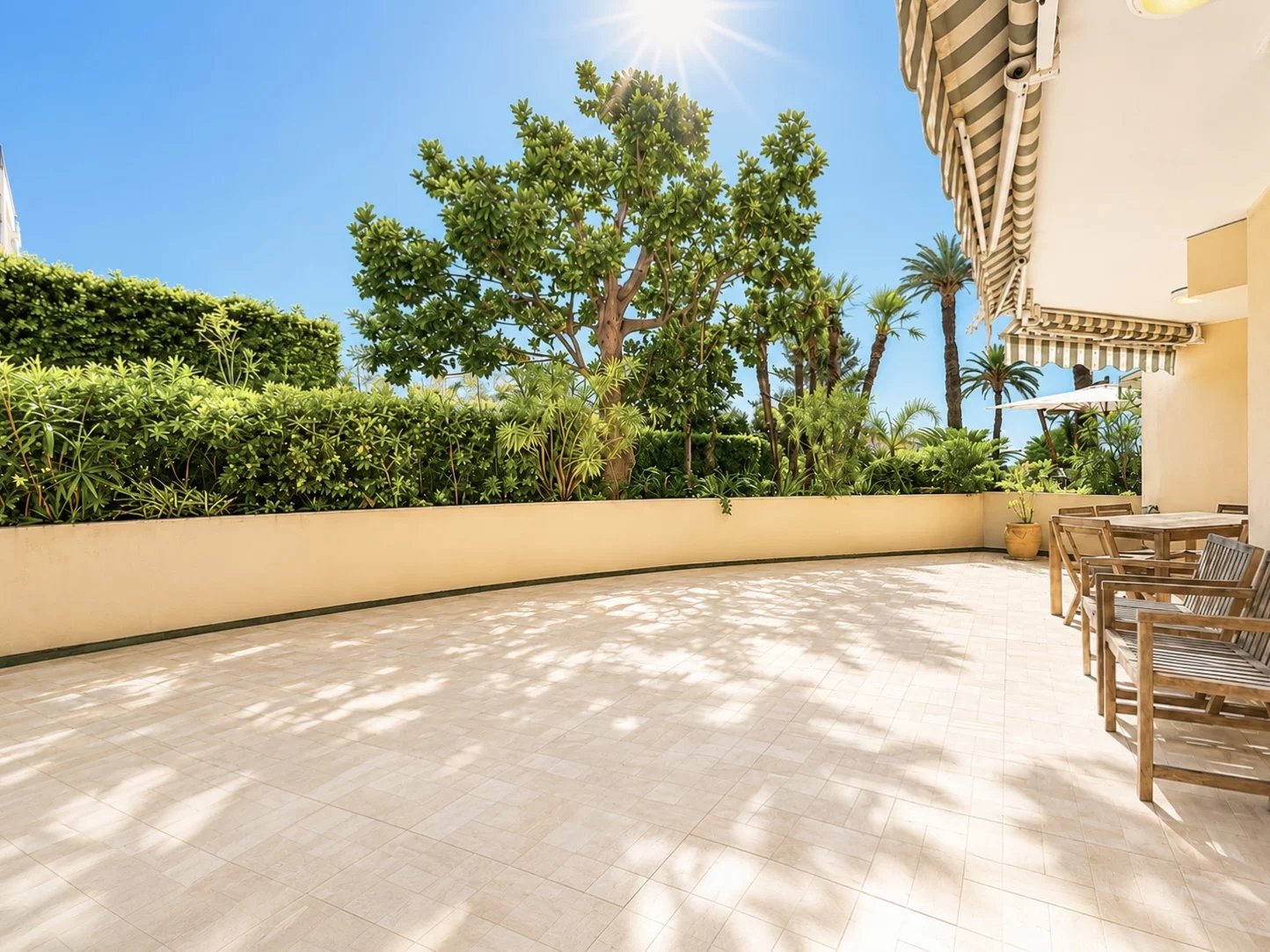 CANNES PALM BEACH – Elegant 1-Bedroom Apartment with Sea View & Exceptional Terrace