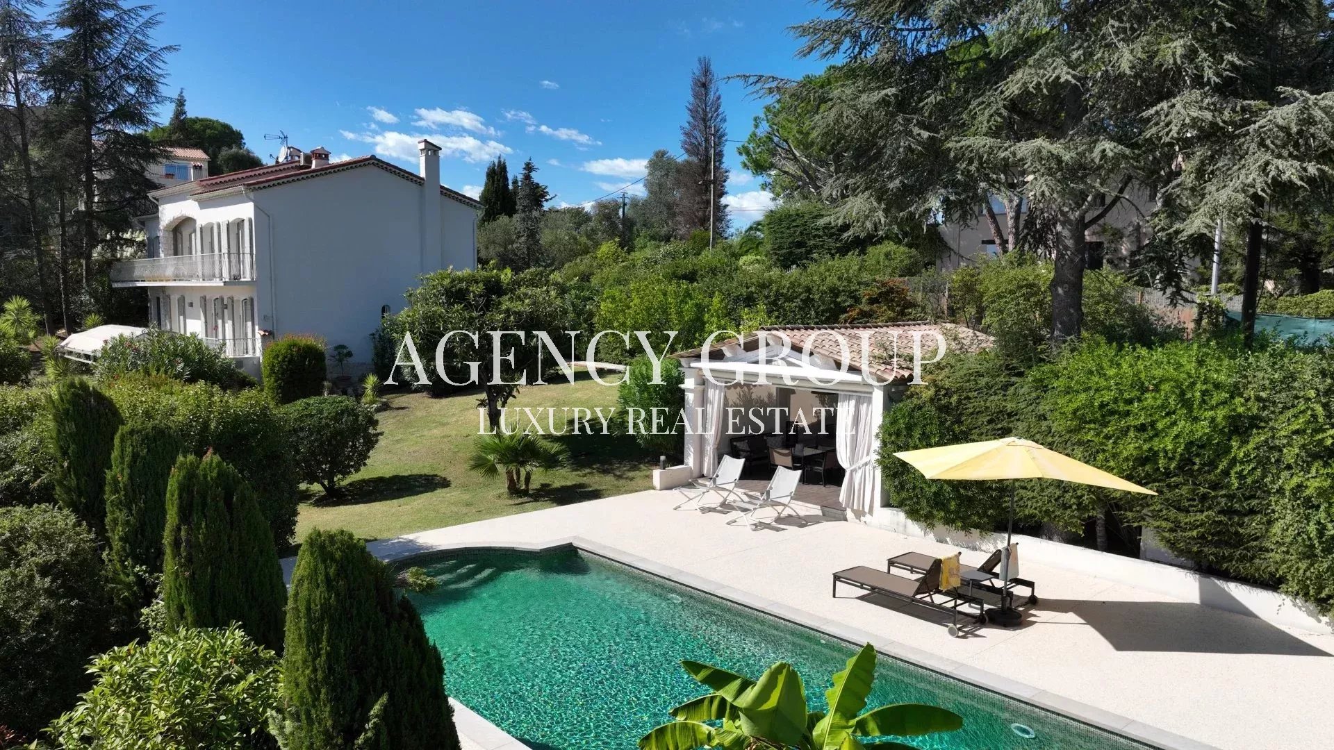 NEAR CANNES SUPERB 300M² PROPERTY WITH SEA VIEW ON 2500M² OF LAND
