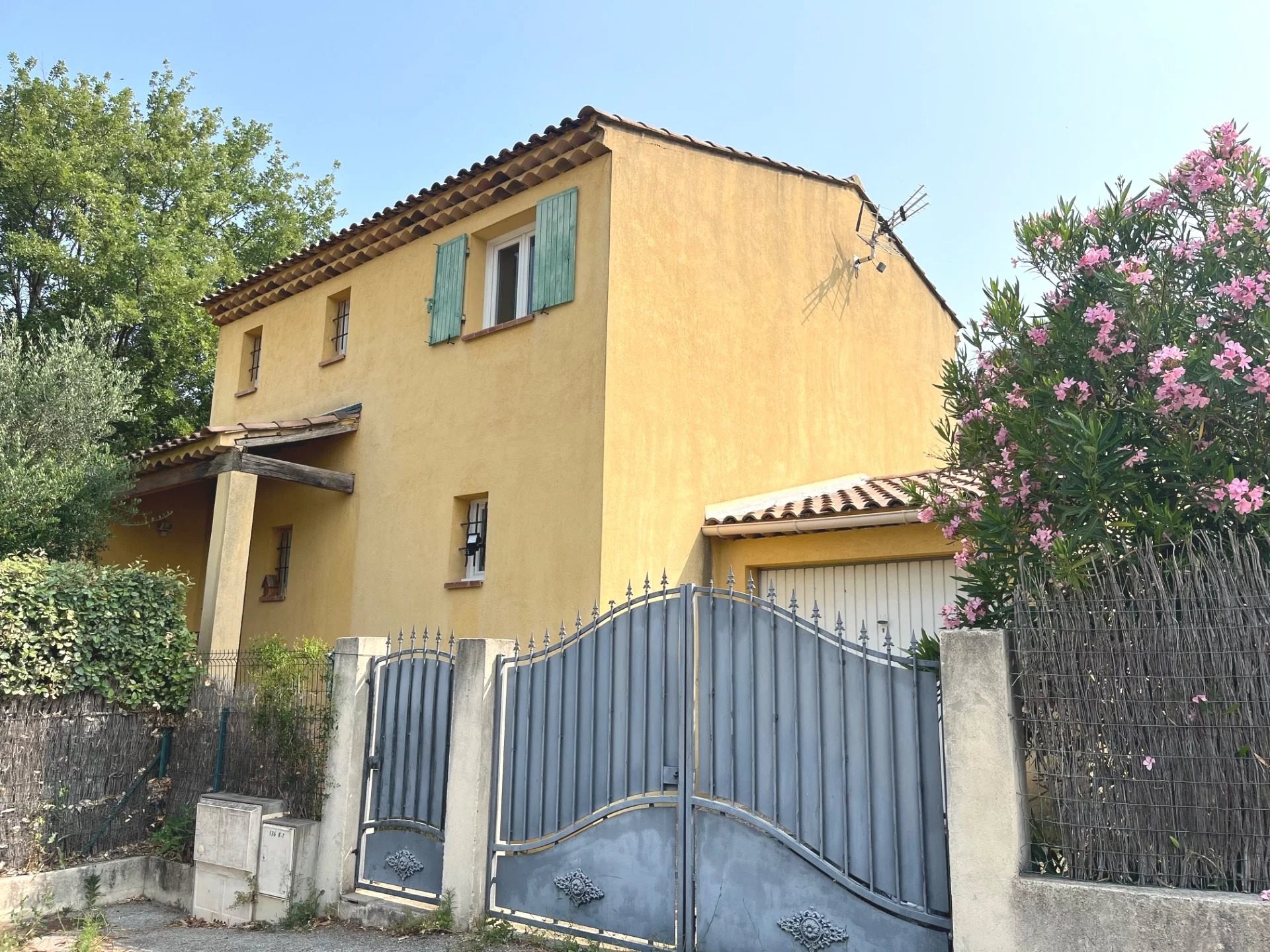 Villa 4 Chambres Récente dans Quartier Calme