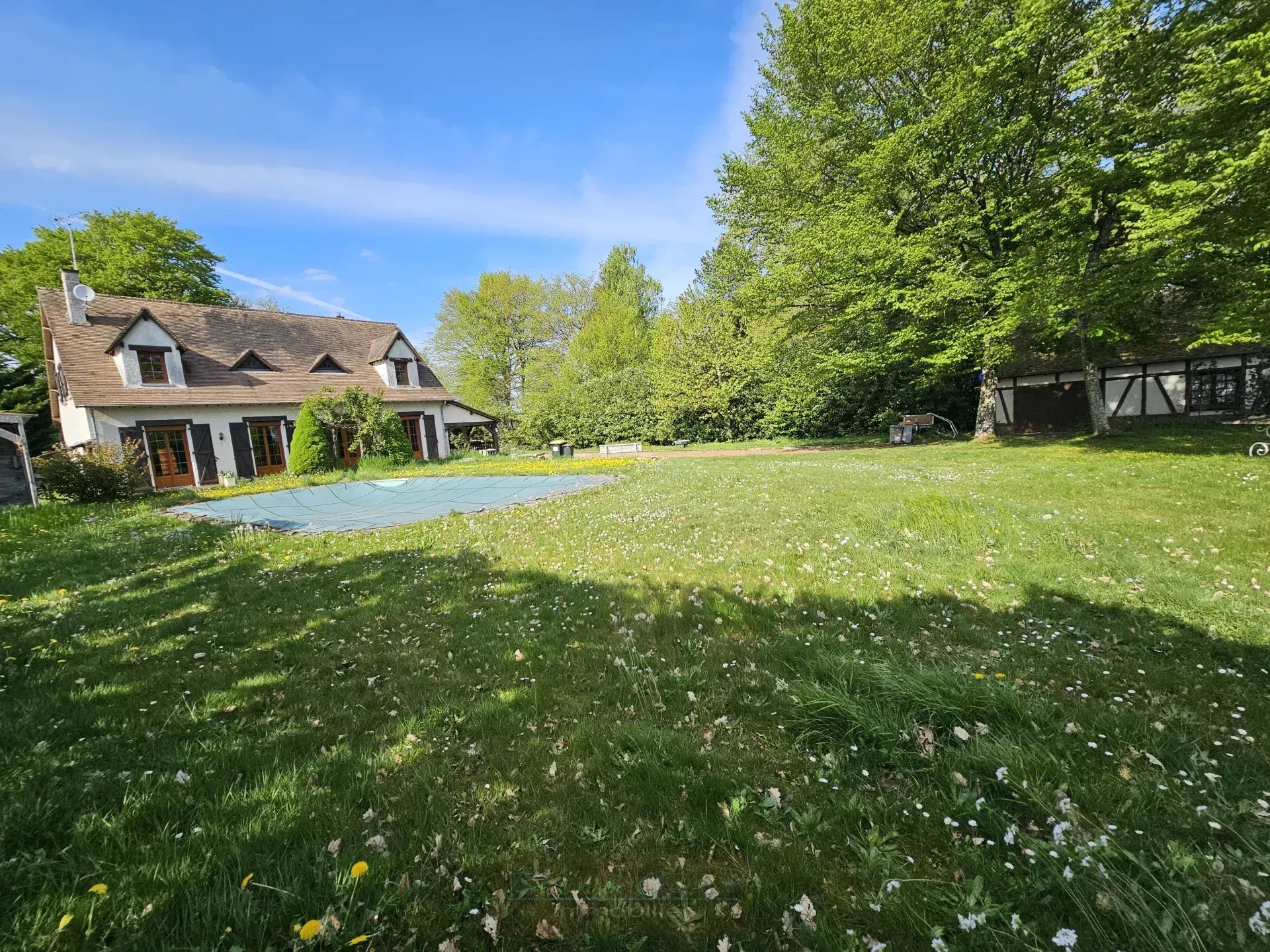 Maison familiale à Chuelles avec piscine.