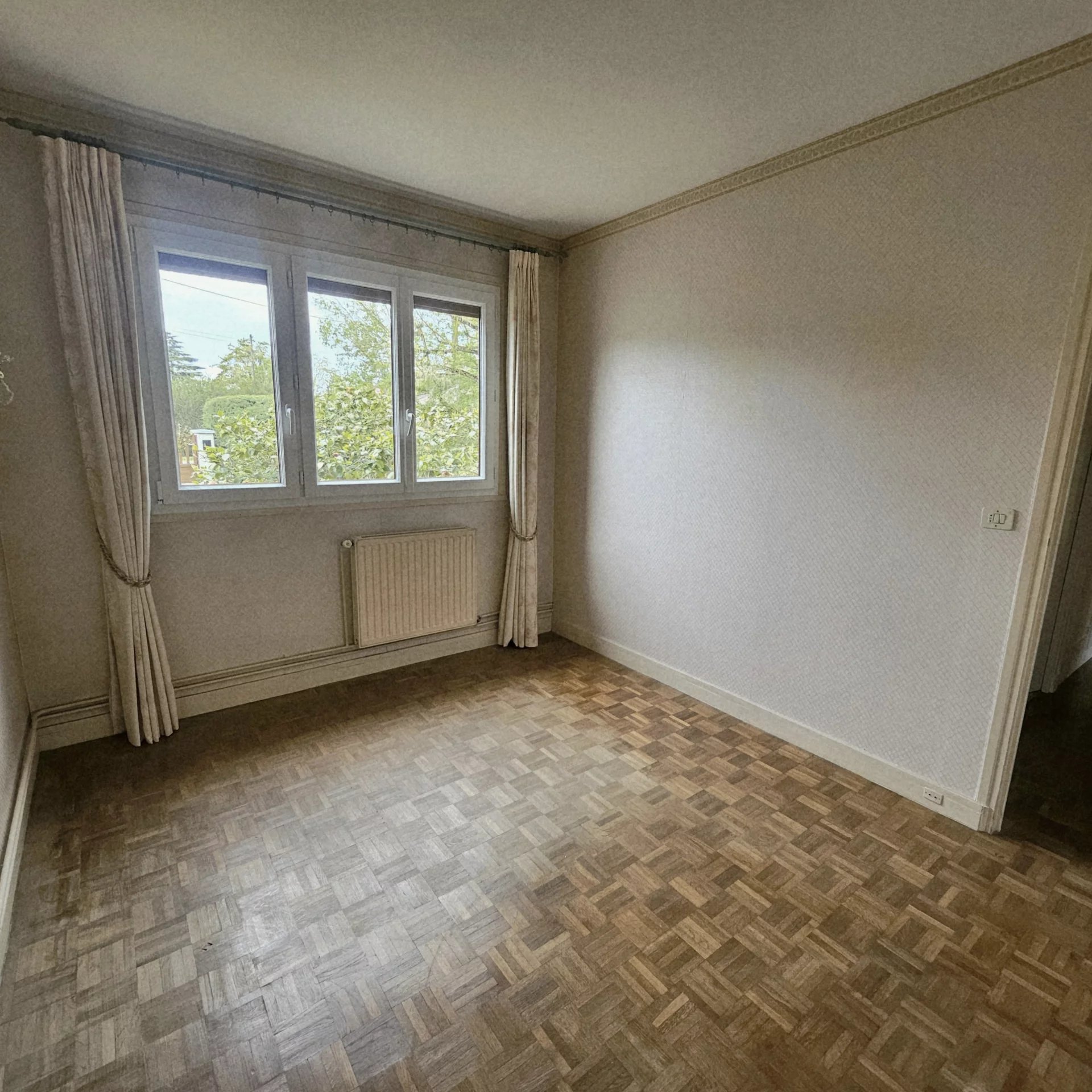 MAISON - 6 PIECES - ST GERMAIN LES ARPAJON - Image Array