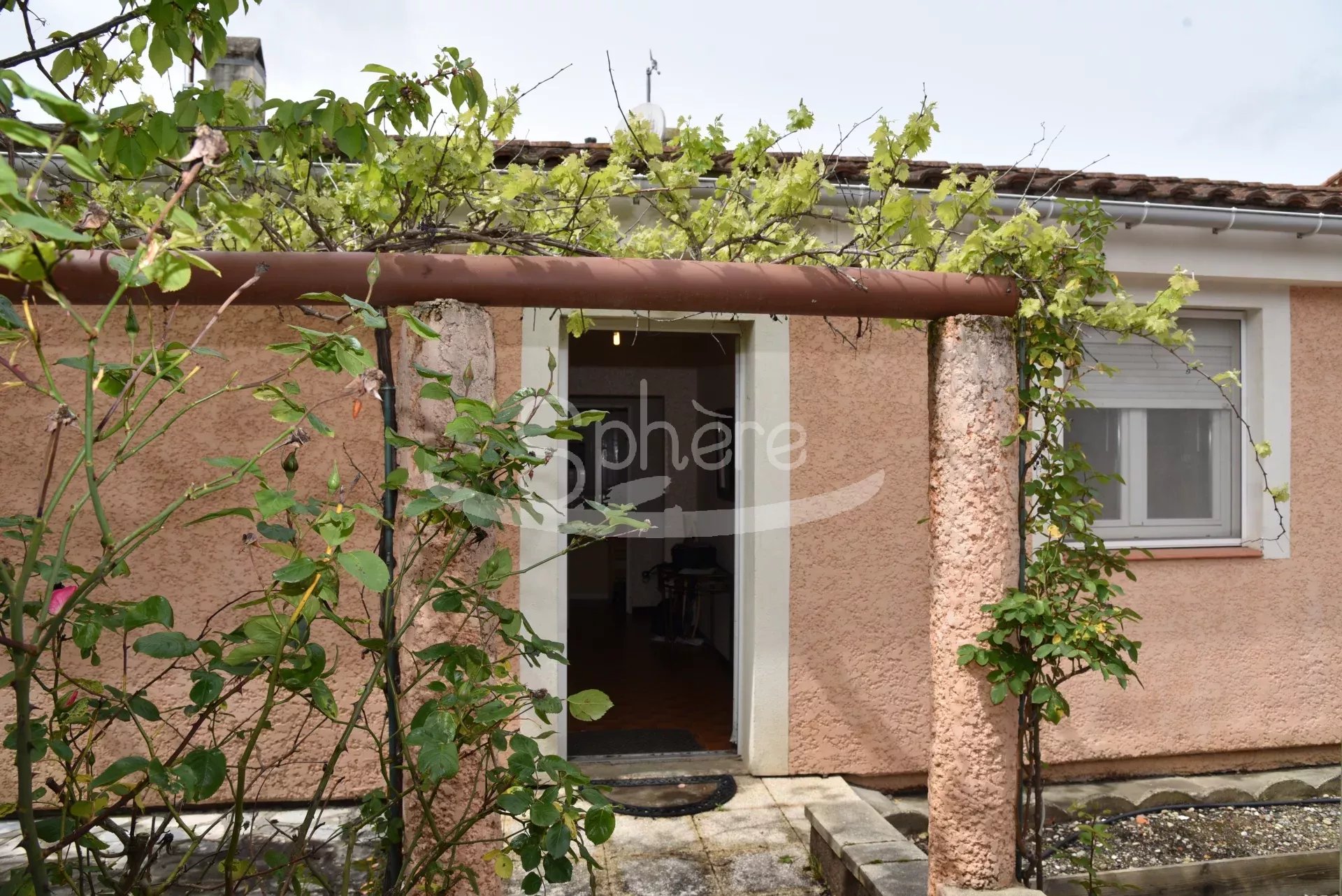 Single-storey house with swimming pool