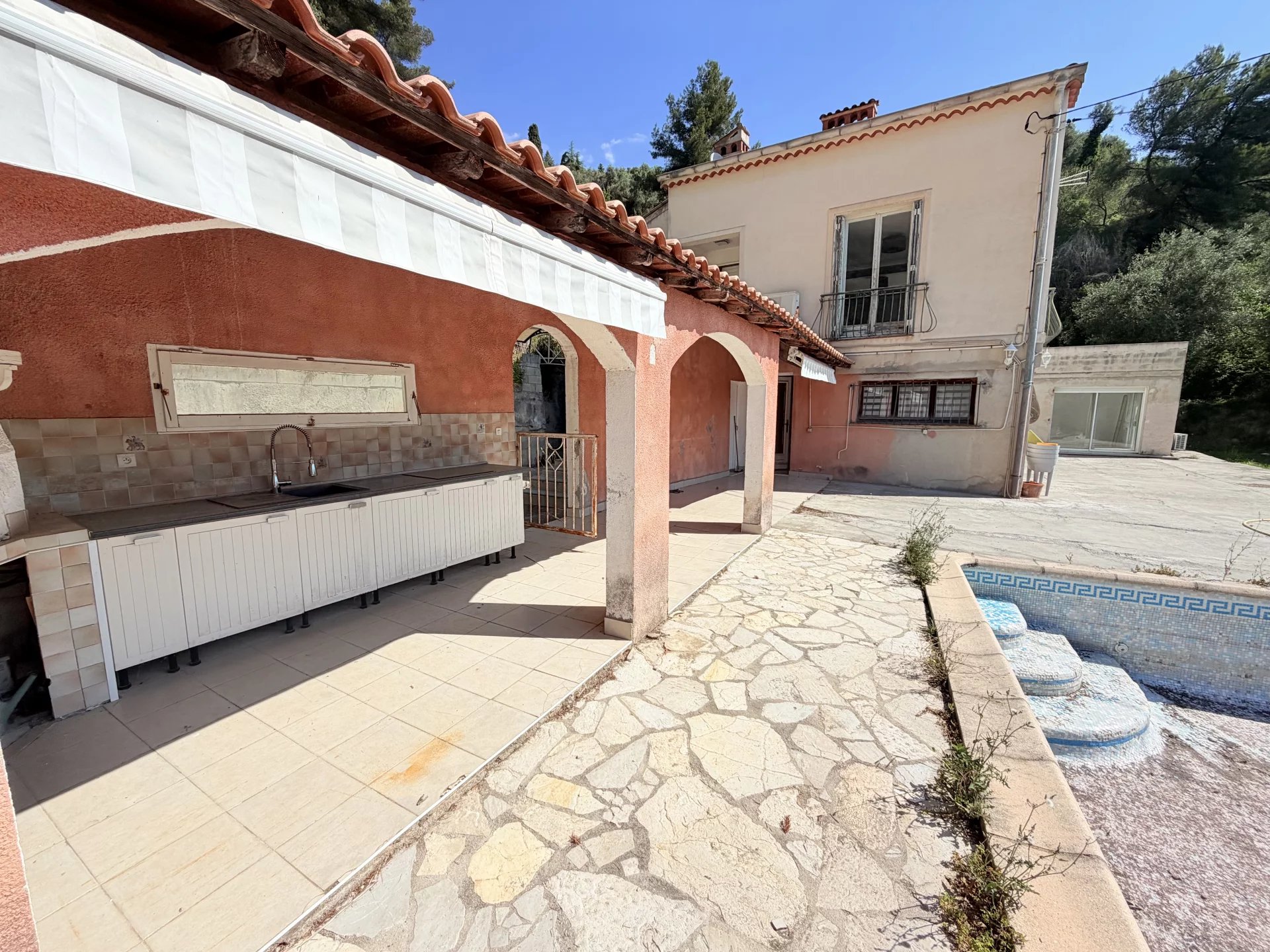 L'art de vivre réinventé – Bas de villa avec jardin et piscine en cours de rénovation