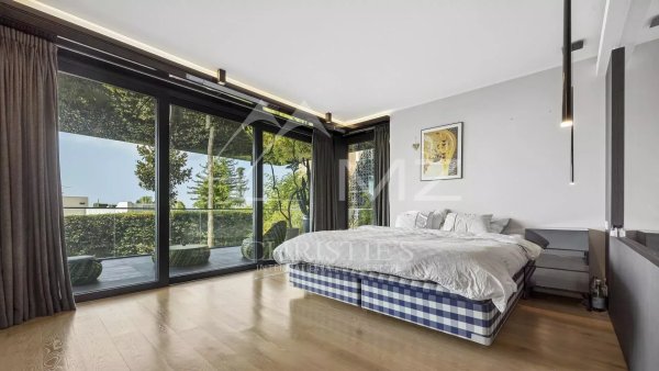 Contemporary Apartment in a Recent Residence in Californie — photo 6