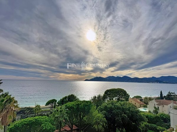 Apartment for sale in Cannes Plages du Midi Croix des Gardes with panoramic sea view — photo 4
