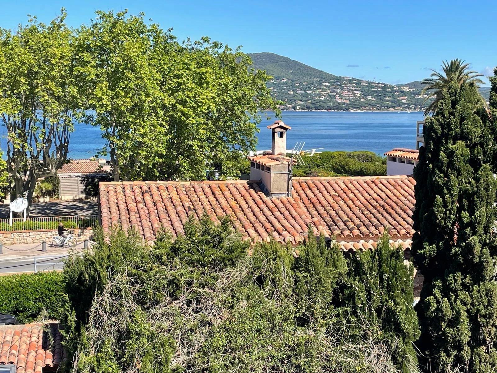 Sea view studio within walking distance to the beach