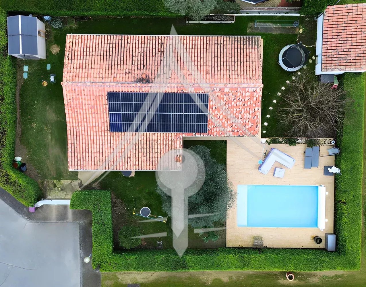 T5 detached house with pool and garden
