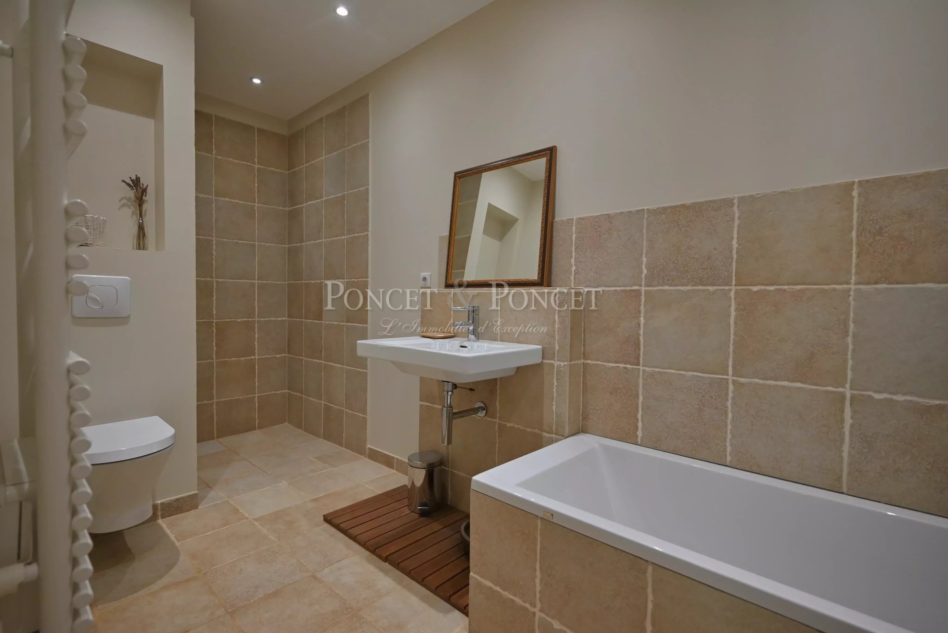 10 Bedroom Villa/Townhouse's Image 25