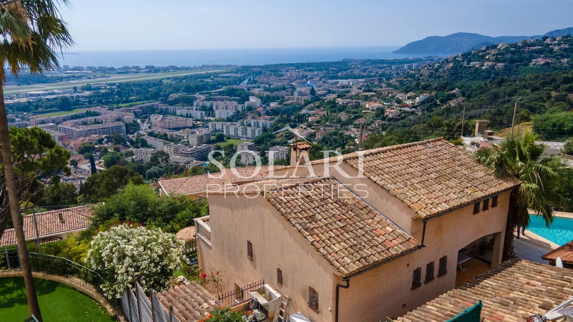 Villa 7 Pièces avec Piscine et Vue Panoramique sur la Baie de Cannes