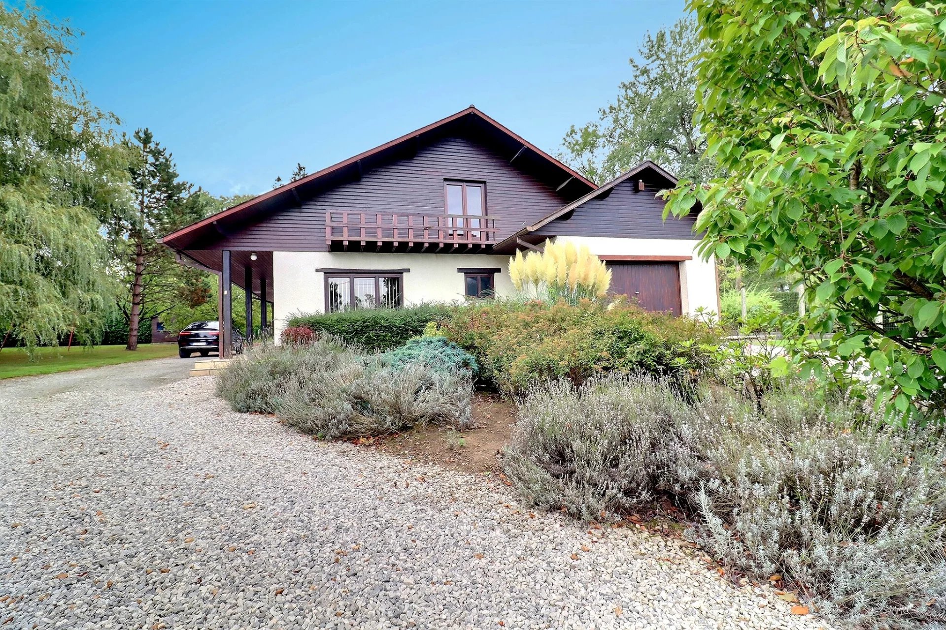 Spacieuse villa 4 façades avec piscine et grands volumes
